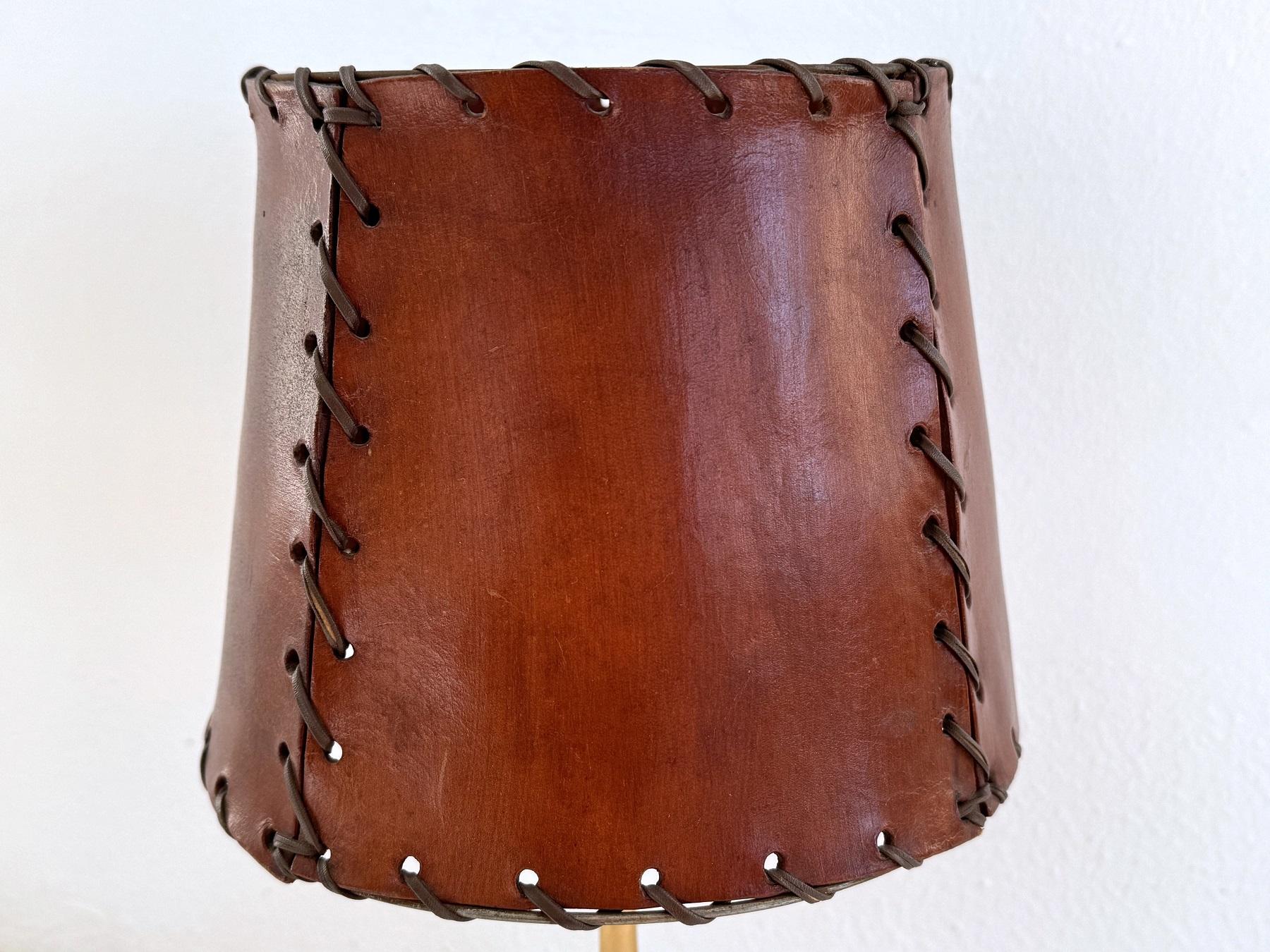 Fin du 20e siècle Lampe de table italienne du milieu du siècle à feuilles de palmier en laiton et abat-jour en cuir, 1970 en vente
