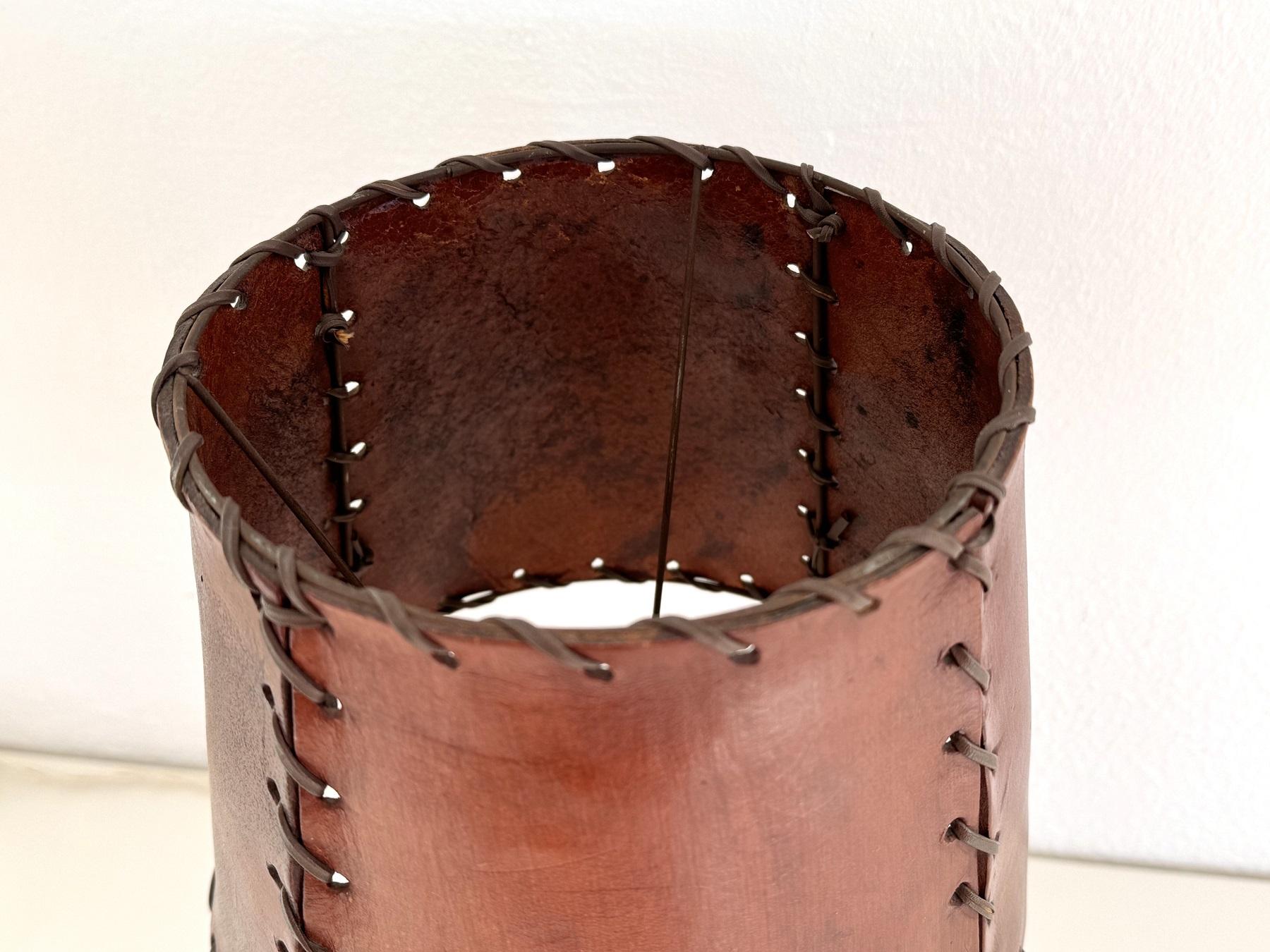 Laiton Lampe de table italienne du milieu du siècle à feuilles de palmier en laiton et abat-jour en cuir, 1970 en vente