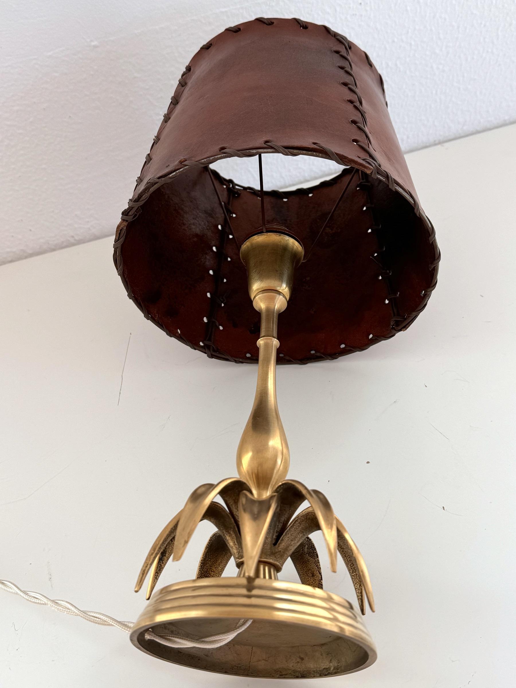 Lampe de table italienne du milieu du siècle à feuilles de palmier en laiton et abat-jour en cuir, 1970 en vente 1