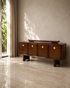 Italienisches Sideboard aus Walnussholz von Paolo Buffa aus der Mitte des Jahrhunderts mit Messingmedaillons, 1950er Jahre