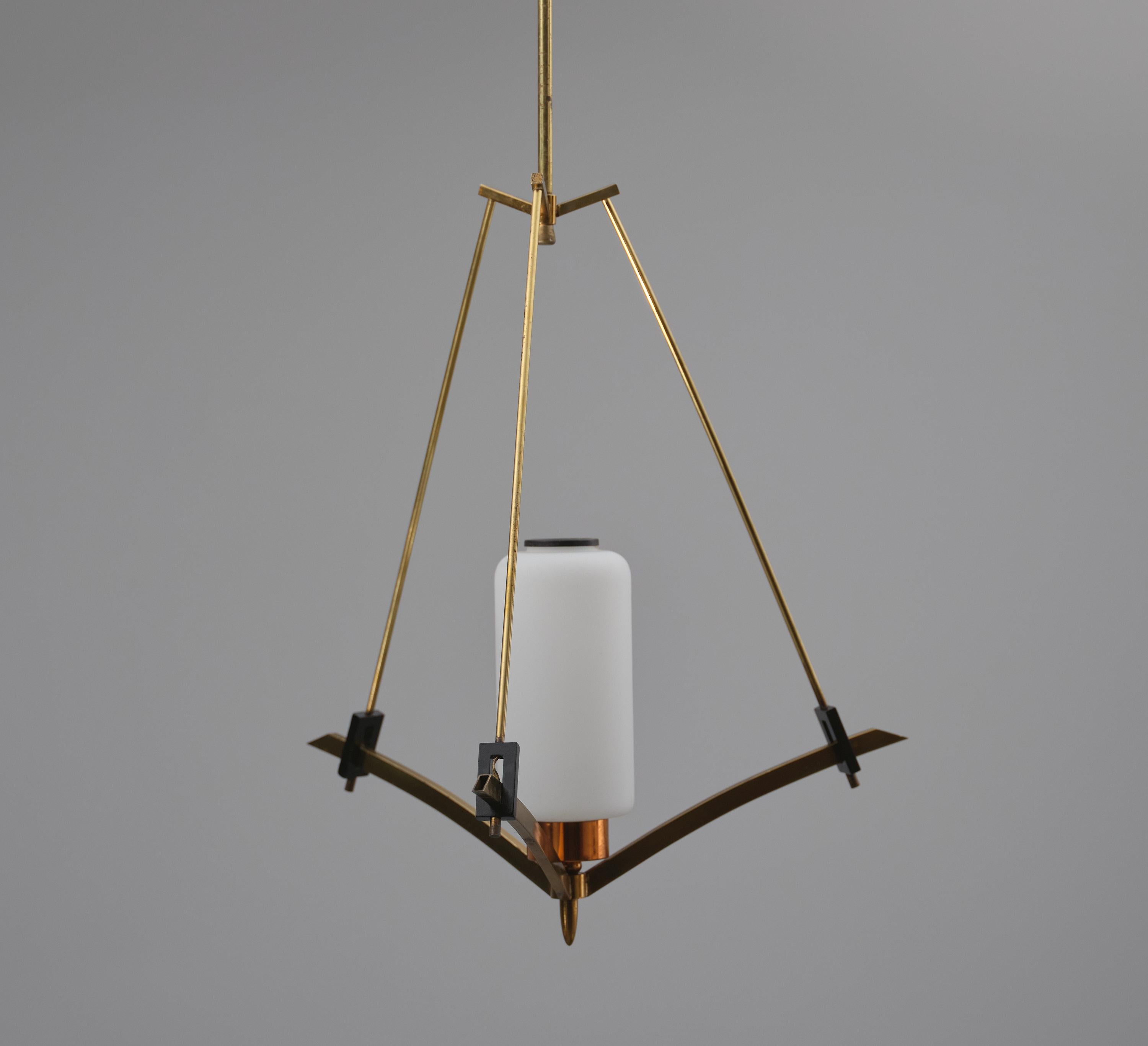 Italian Midcentury Pendant Chandelier with Opaline Glass, Vintage Lighting In Good Condition For Sale In Rome, IT