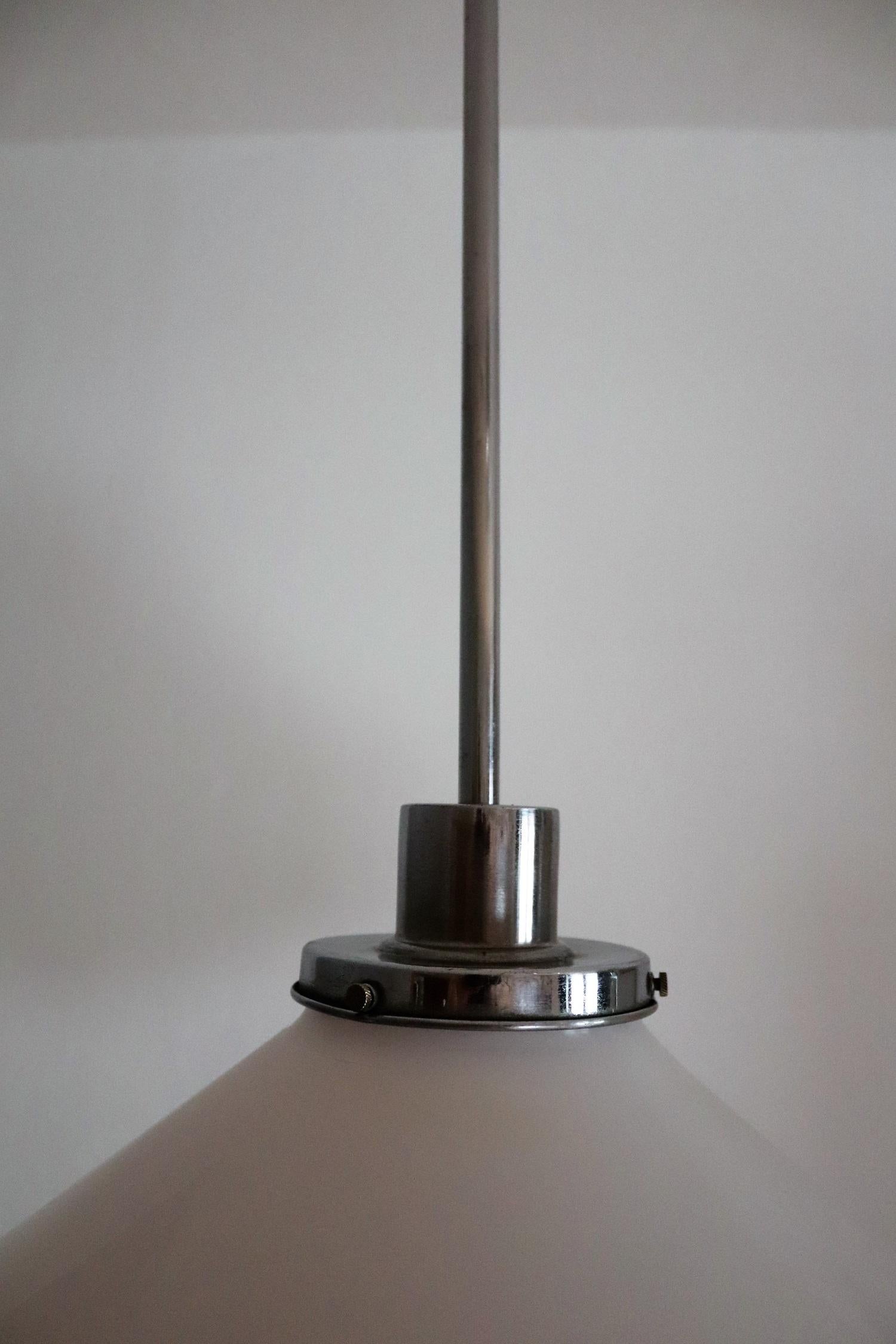 Lampe pendante italienne du milieu du siècle en aluminium acrylique et laiton par Stilnovo 1950s en vente 8