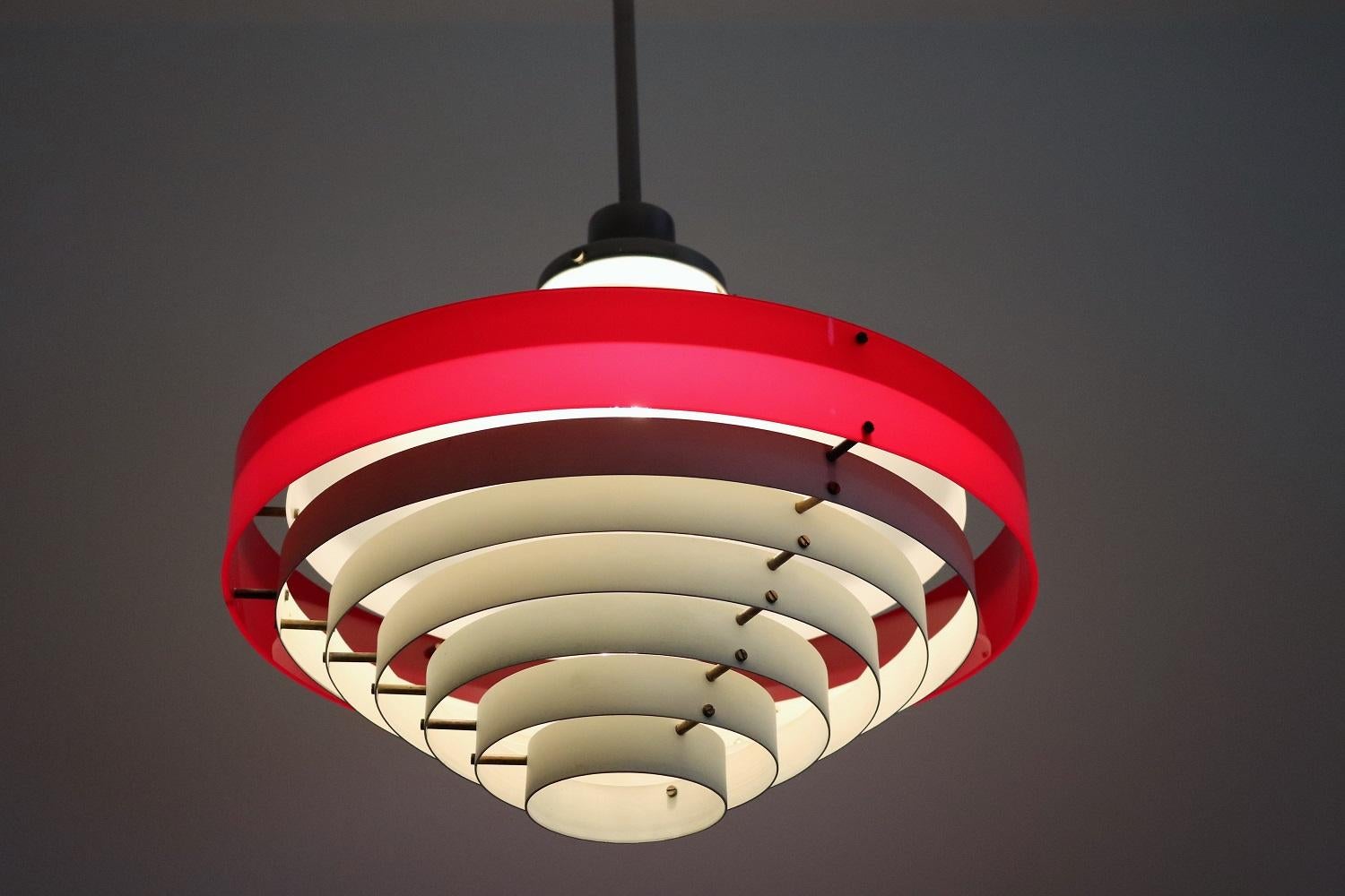 Italienische Stilnovo-Pendelleuchte aus der Mitte des Jahrhunderts aus Acryl Aluminium und Messing, 1950er Jahre im Angebot 11