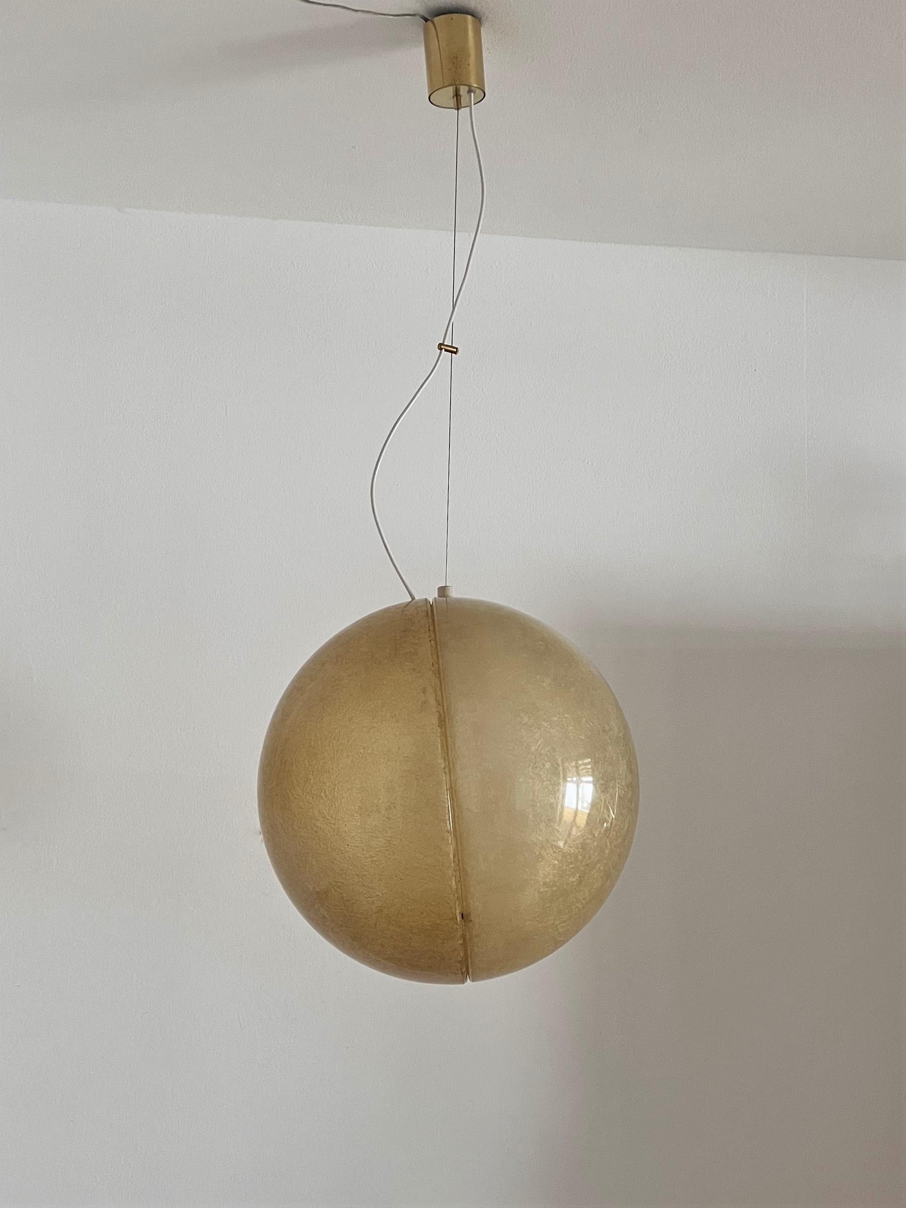 Original big fiberglass pendant sphere light with great vintage color back from the 1960s.
Made in Italy, in the 1960s.
This fiberglass ball lamp is composed of two hemispheres. There is a plug-in system on the inside edge to take the ball apart