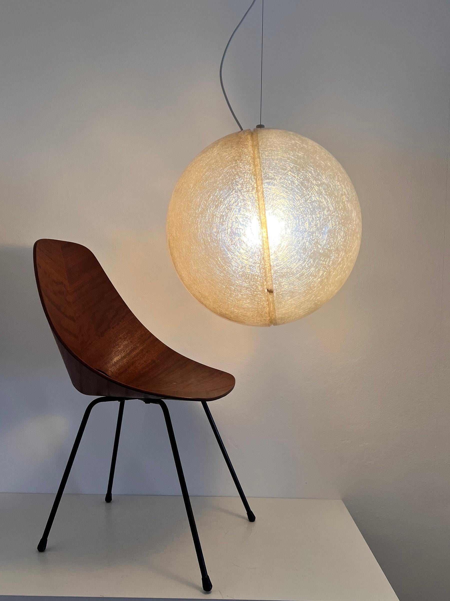 Italian Midcentury Pendant Light in Fiberglass, 1960s In Good Condition In Morazzone, Varese