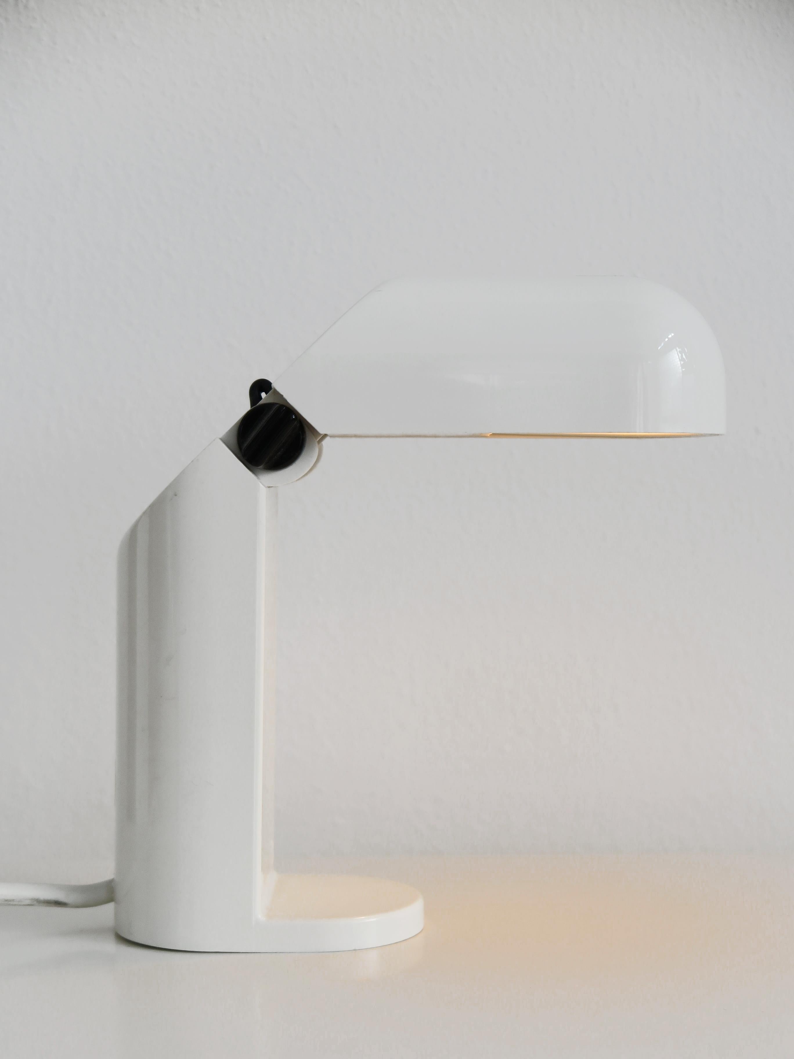 Italian Mid-Century Modern design plastic white table lamp, Italy 1970s.

Please note that the lamp is original of the period and this shows normal signs of age and use.