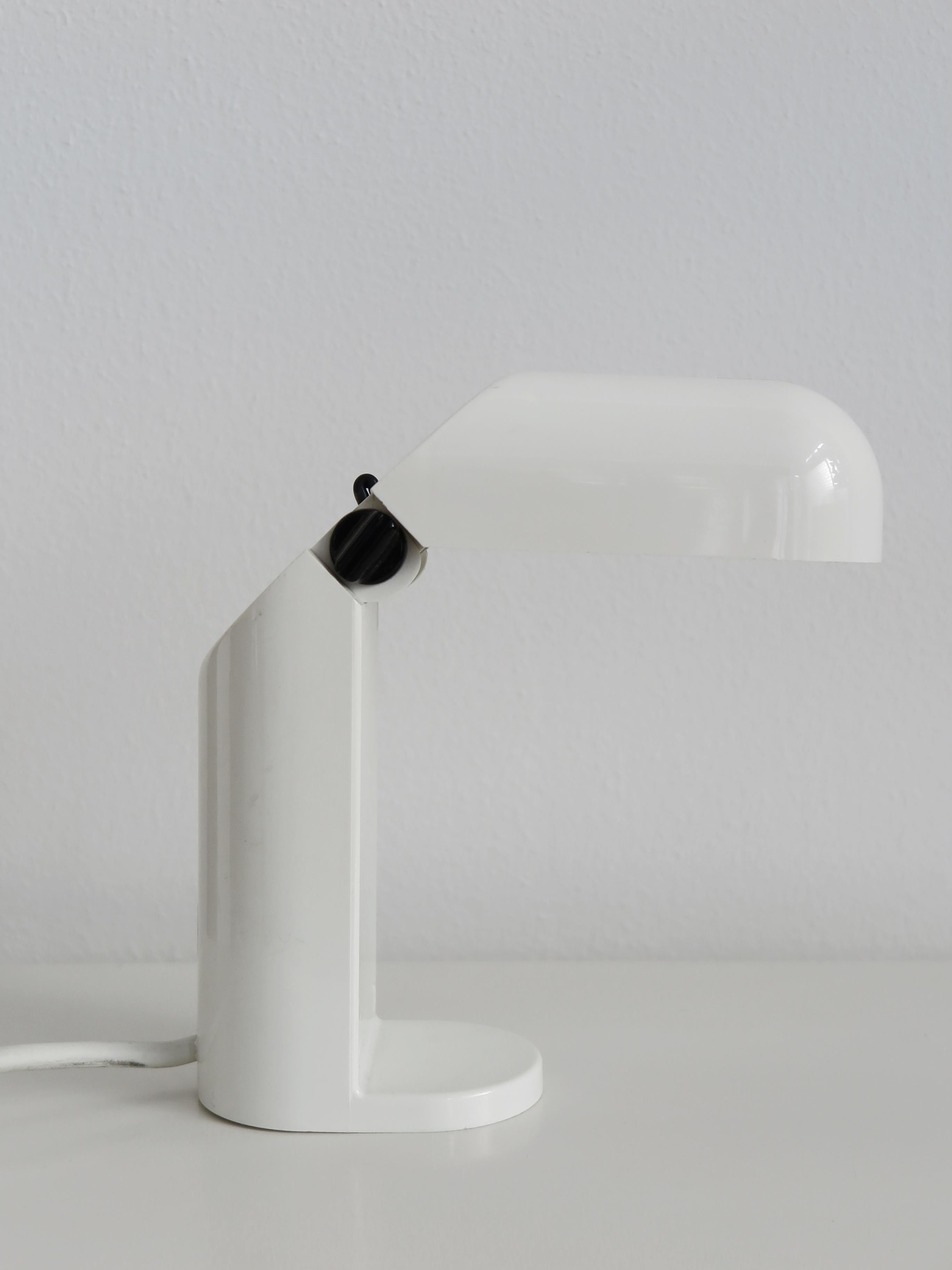 Italienische Plastik-Tischlampe aus der Mitte des Jahrhunderts, weiß, 1960er Jahre (Moderne der Mitte des Jahrhunderts) im Angebot