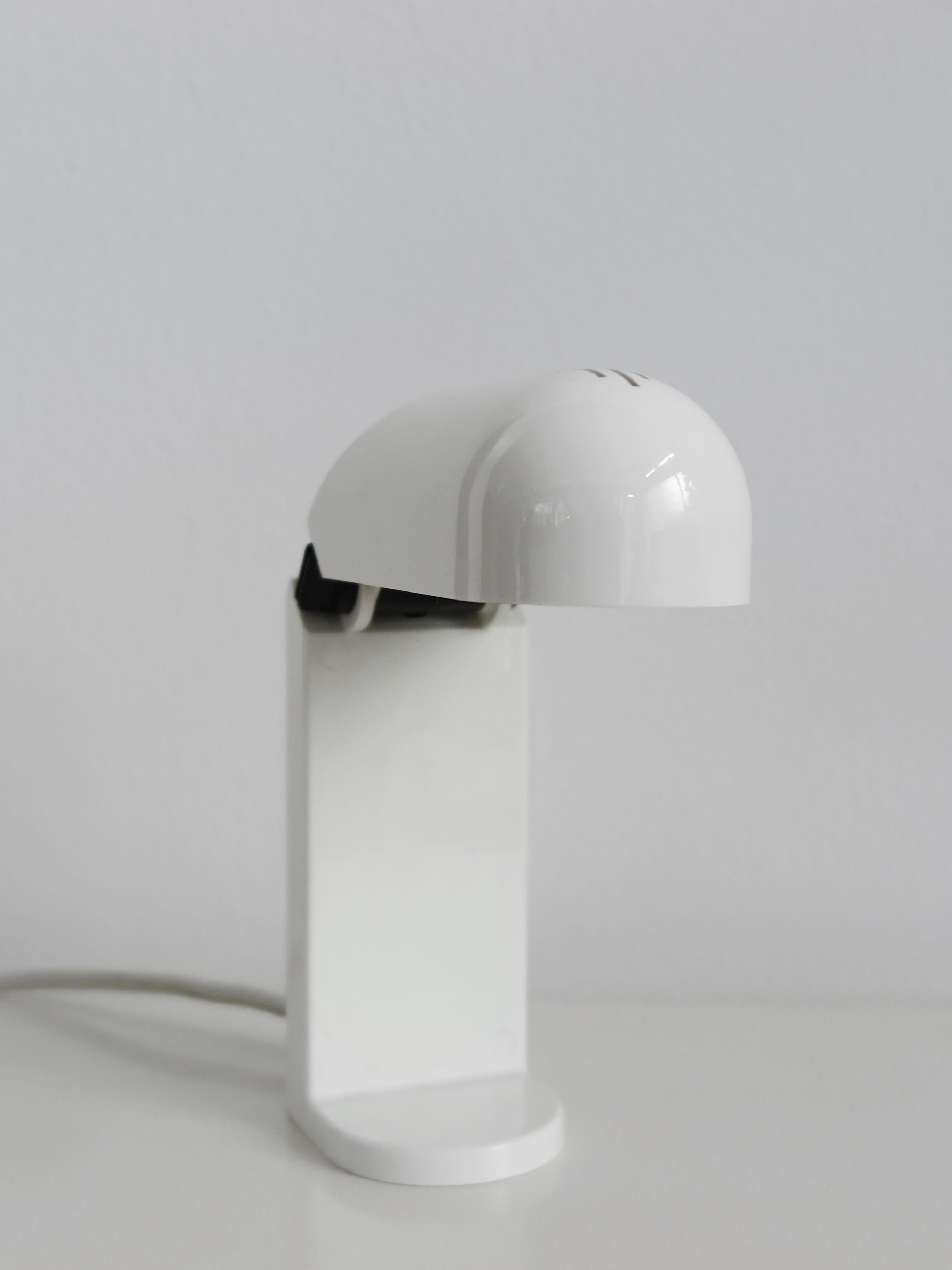 Italian Midcentury Plastic White Table Lamp, 1960s In Good Condition For Sale In Reggio Emilia, IT