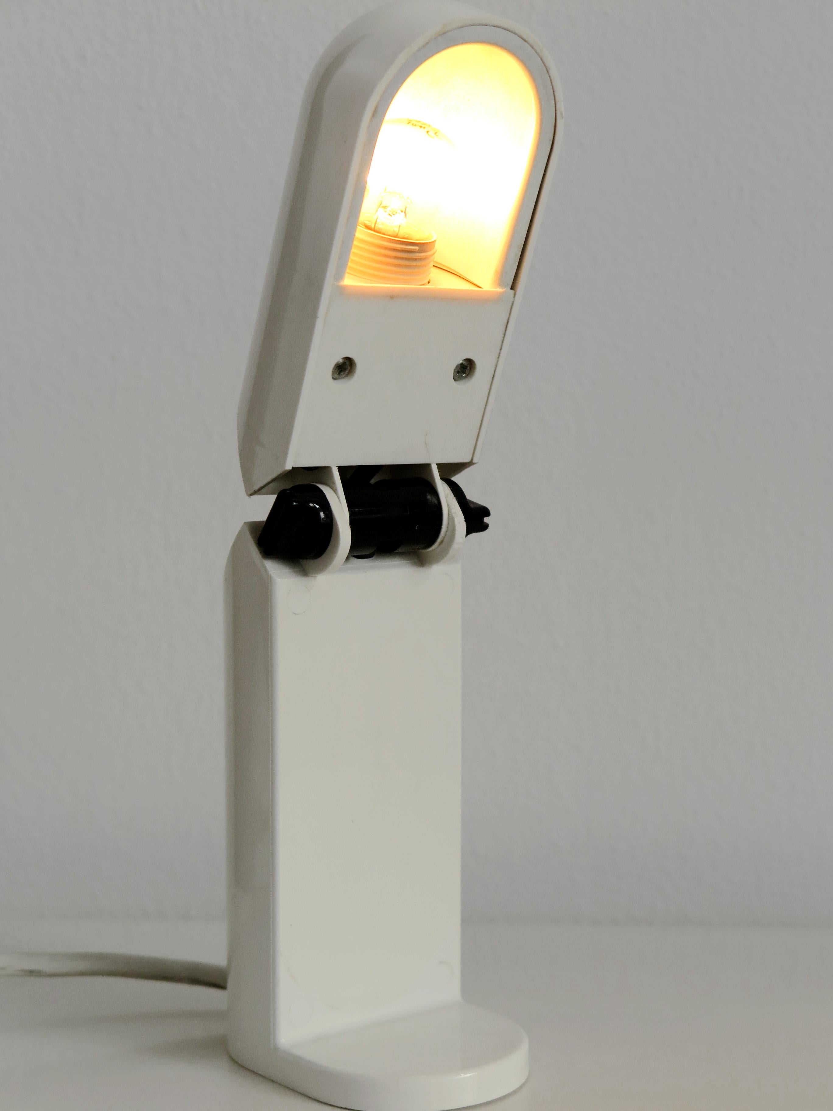 Italienische Plastik-Tischlampe aus der Mitte des Jahrhunderts, weiß, 1960er Jahre (Metall) im Angebot