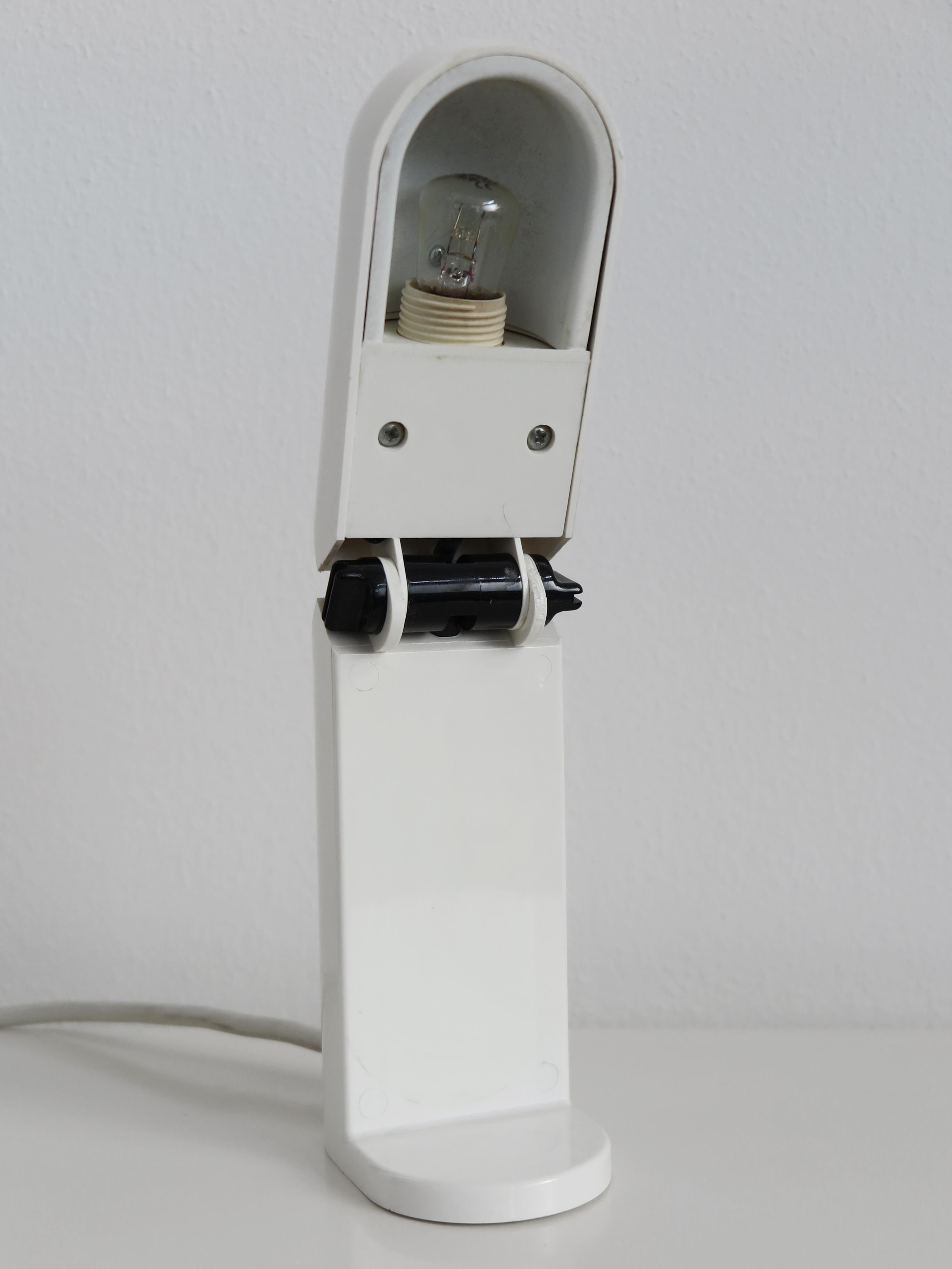 Italian Midcentury Plastic White Table Lamp, 1960s For Sale 1