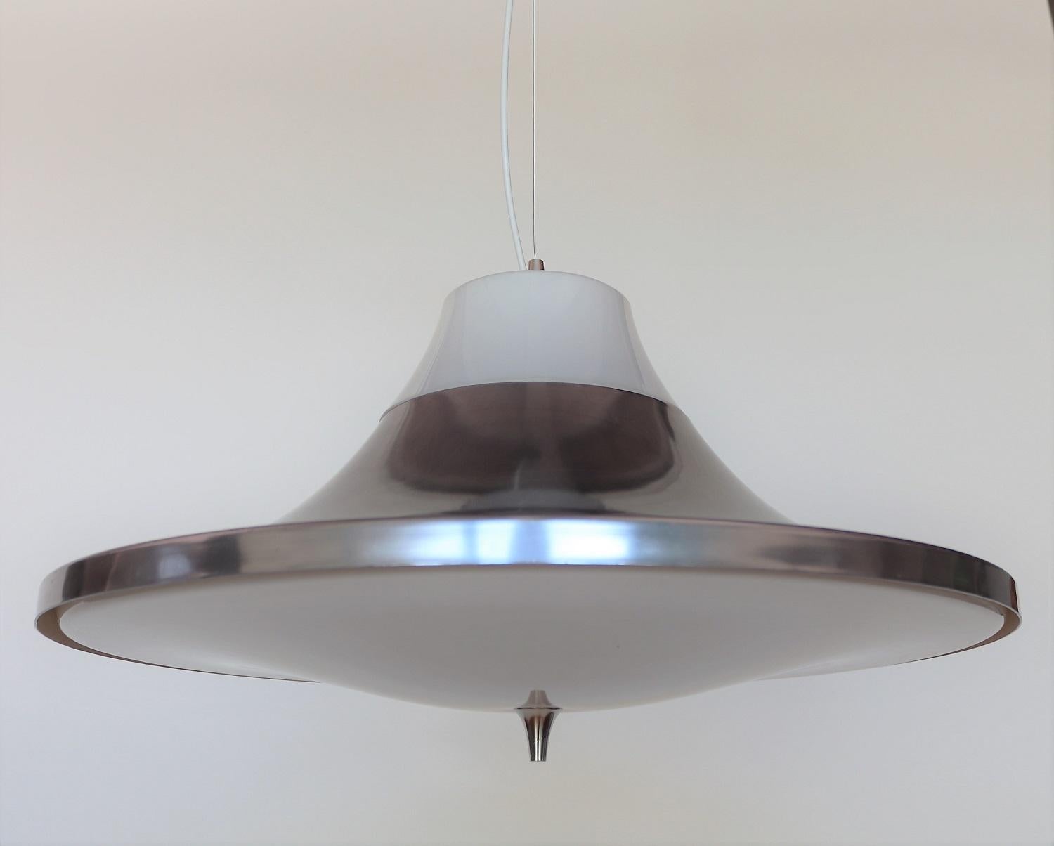 Gorgeous Italian pendant lamp made of Acrylic and Aluminum during the Mid-Century Modern period in Italy, 1960s.
All lamp's parts are in very good condition with no structural defects.
It has a quite big diameter and is perfect for a big round