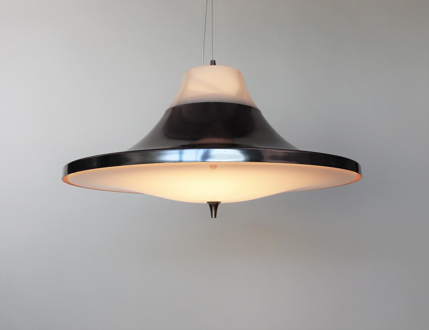 Italian Midcentury Plexiglass Pendant Lamp, 1960s In Good Condition In Morazzone, Varese