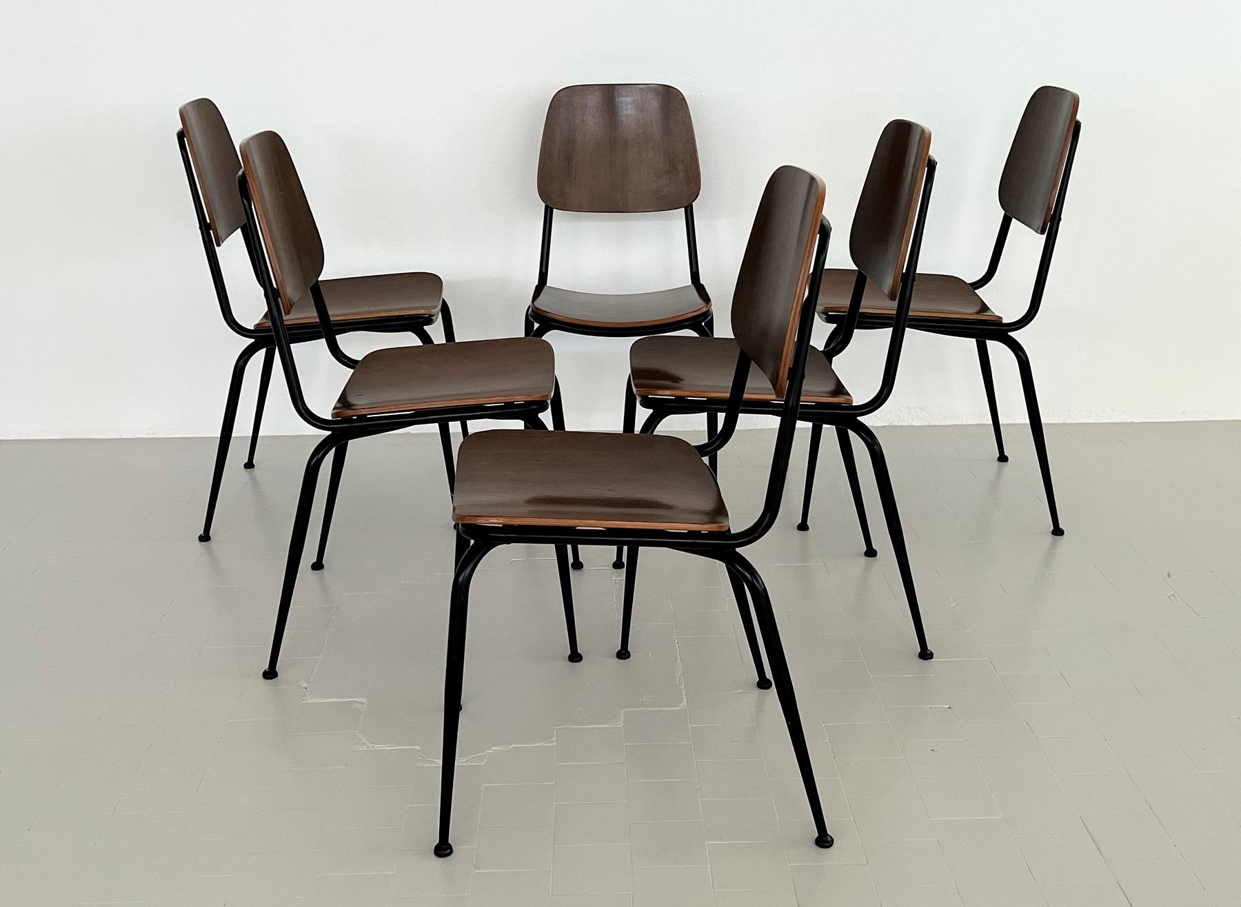 Sillas italianas de madera contrachapada de nogal de mediados de siglo, por Velca Legnano, años 60 Laminado en venta