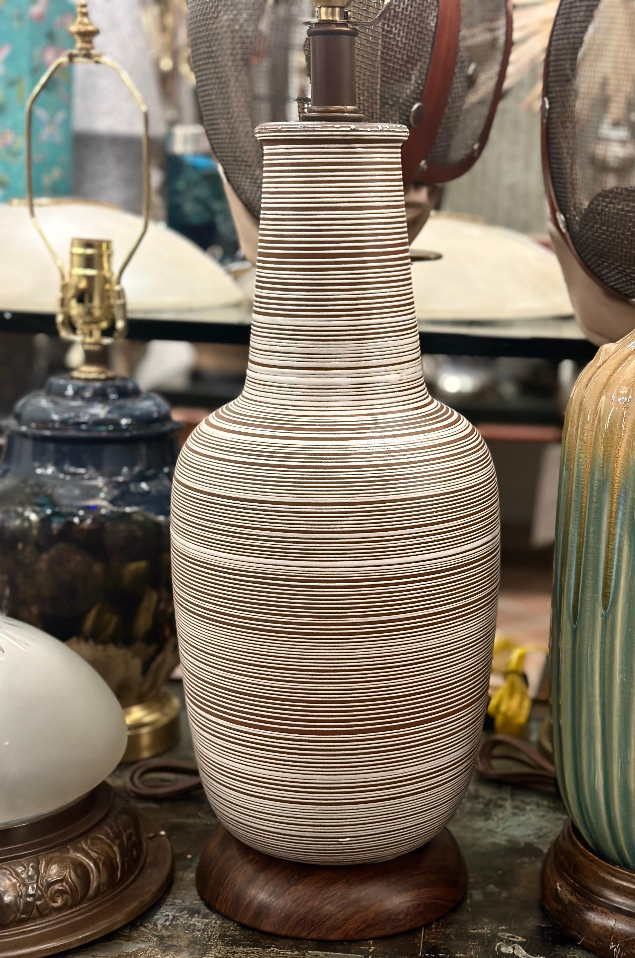 A circa 1960's Italian porcelain lamp with wooden base. 

Measurements:
Height of body: 19
