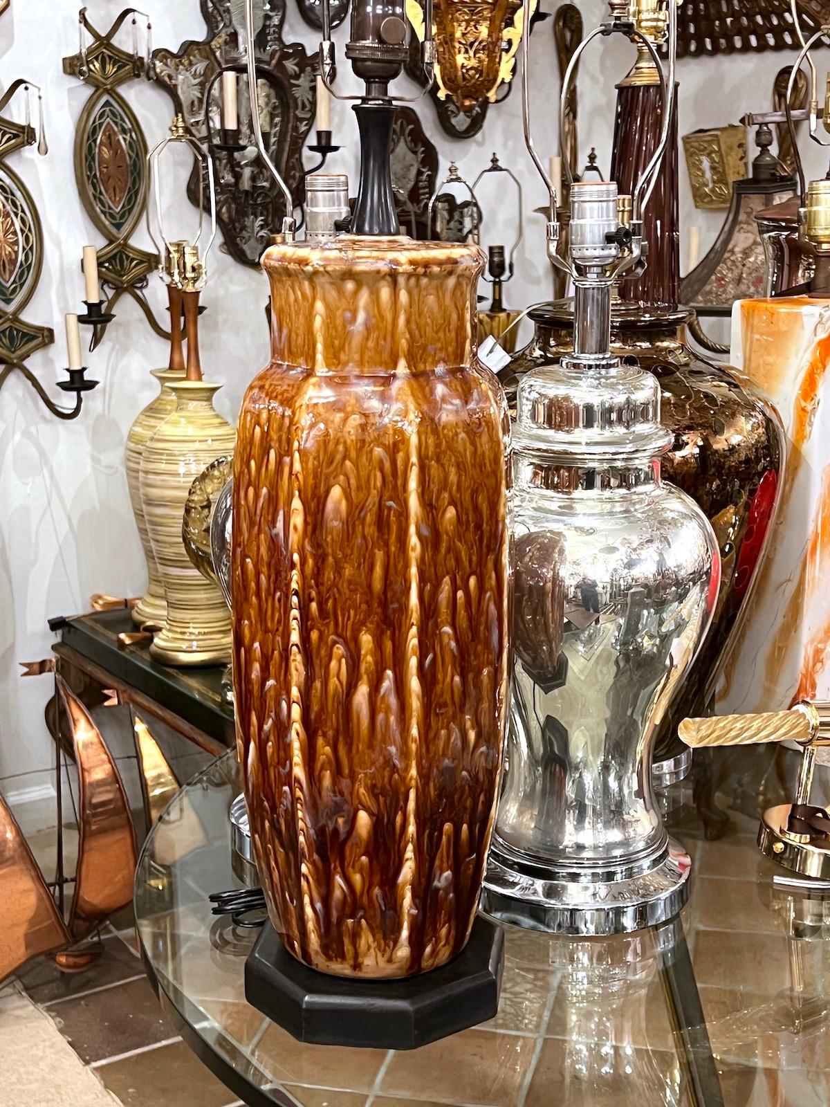 Italienische Porzellan-Tischlampe aus der Jahrhundertmitte im Angebot 1