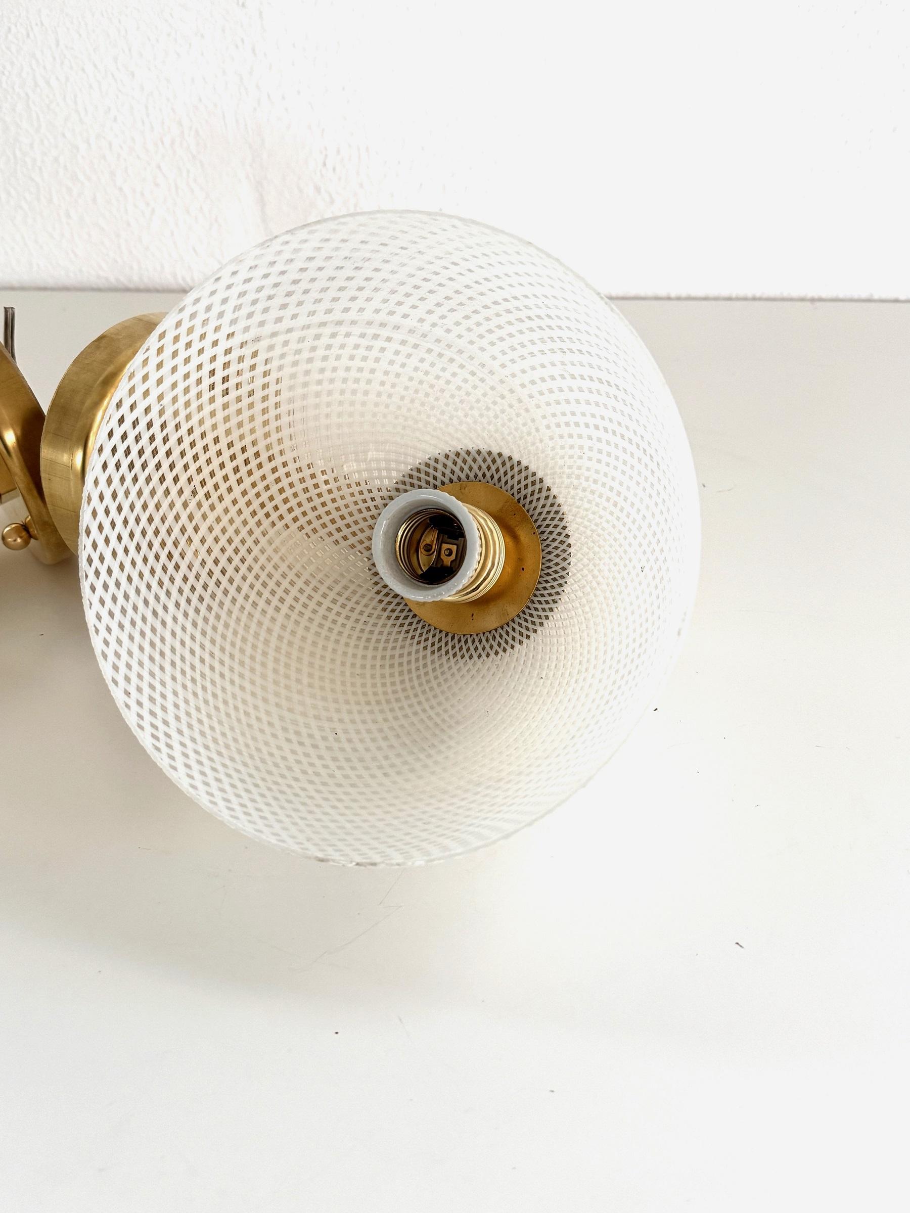 Rara lampada da parete in vetro Reticello e ottone di Venini, risalente alla metà del secolo scorso in vendita 3