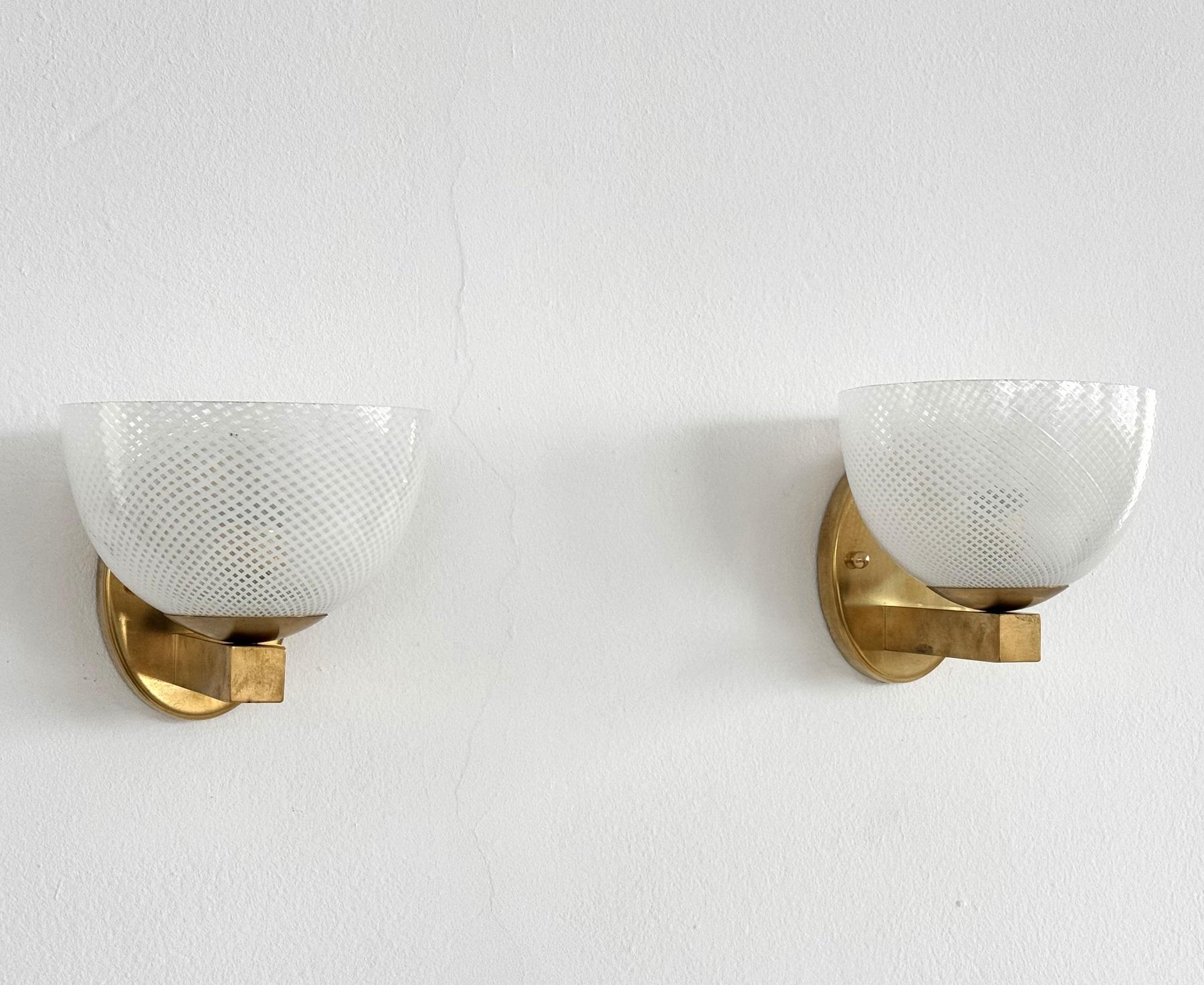 Art Déco Rara lampada da parete in vetro Reticello e ottone di Venini, risalente alla metà del secolo scorso in vendita
