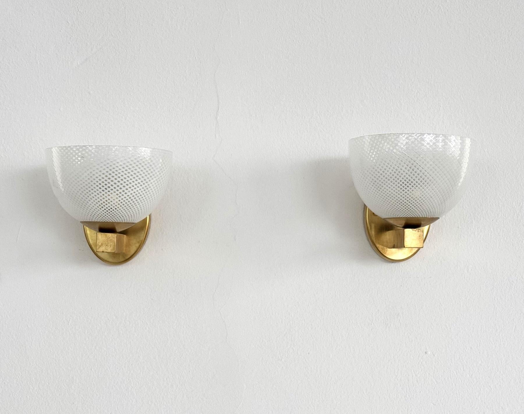 Italiano Rara lampada da parete in vetro Reticello e ottone di Venini, risalente alla metà del secolo scorso in vendita