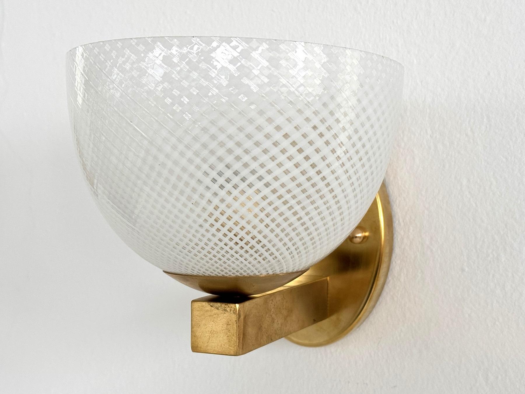 Ottone Rara lampada da parete in vetro Reticello e ottone di Venini, risalente alla metà del secolo scorso in vendita