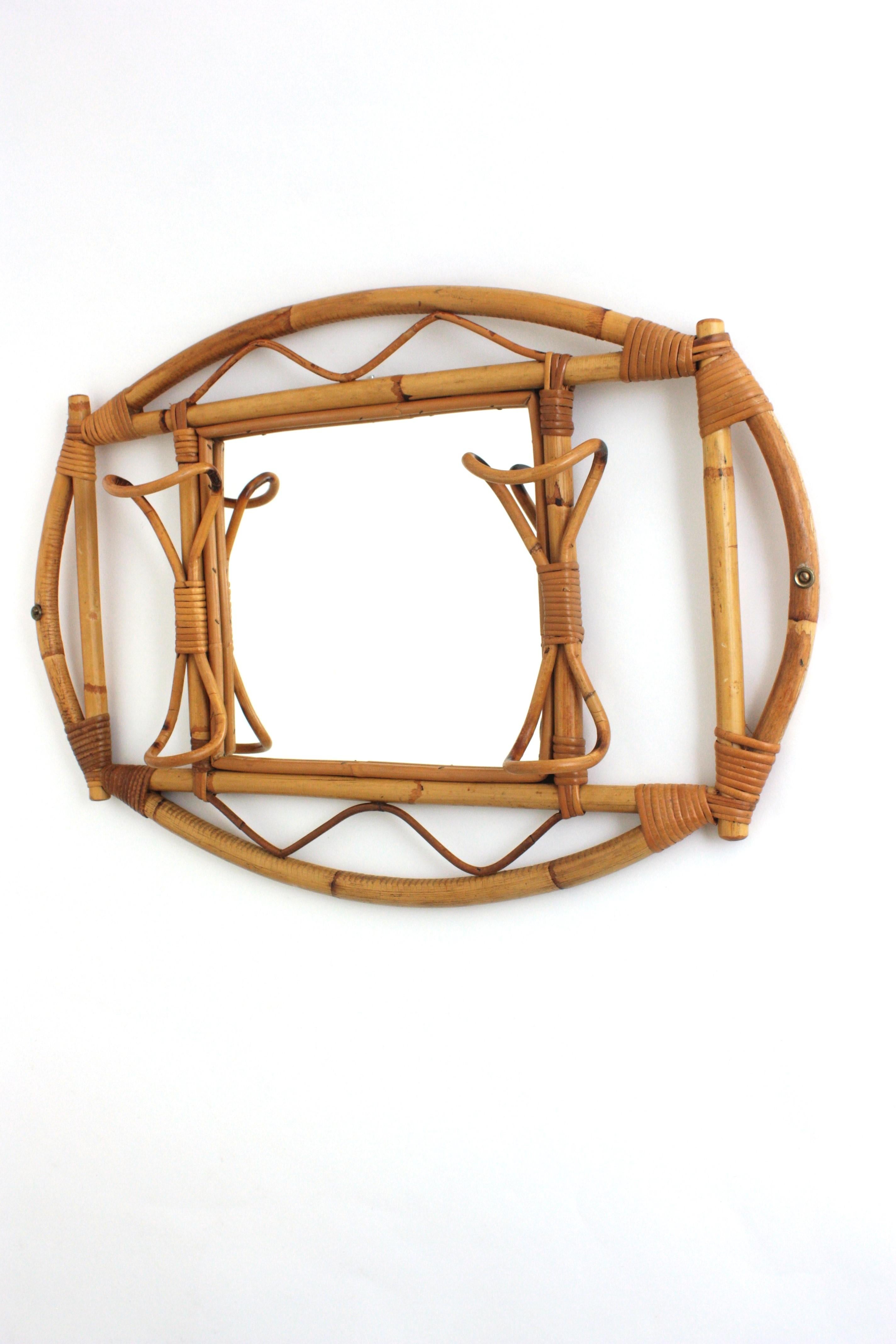 Specchio da parete in rattan e bambù del Medioevo con ganci / appendiabiti, anni '60 in vendita 2