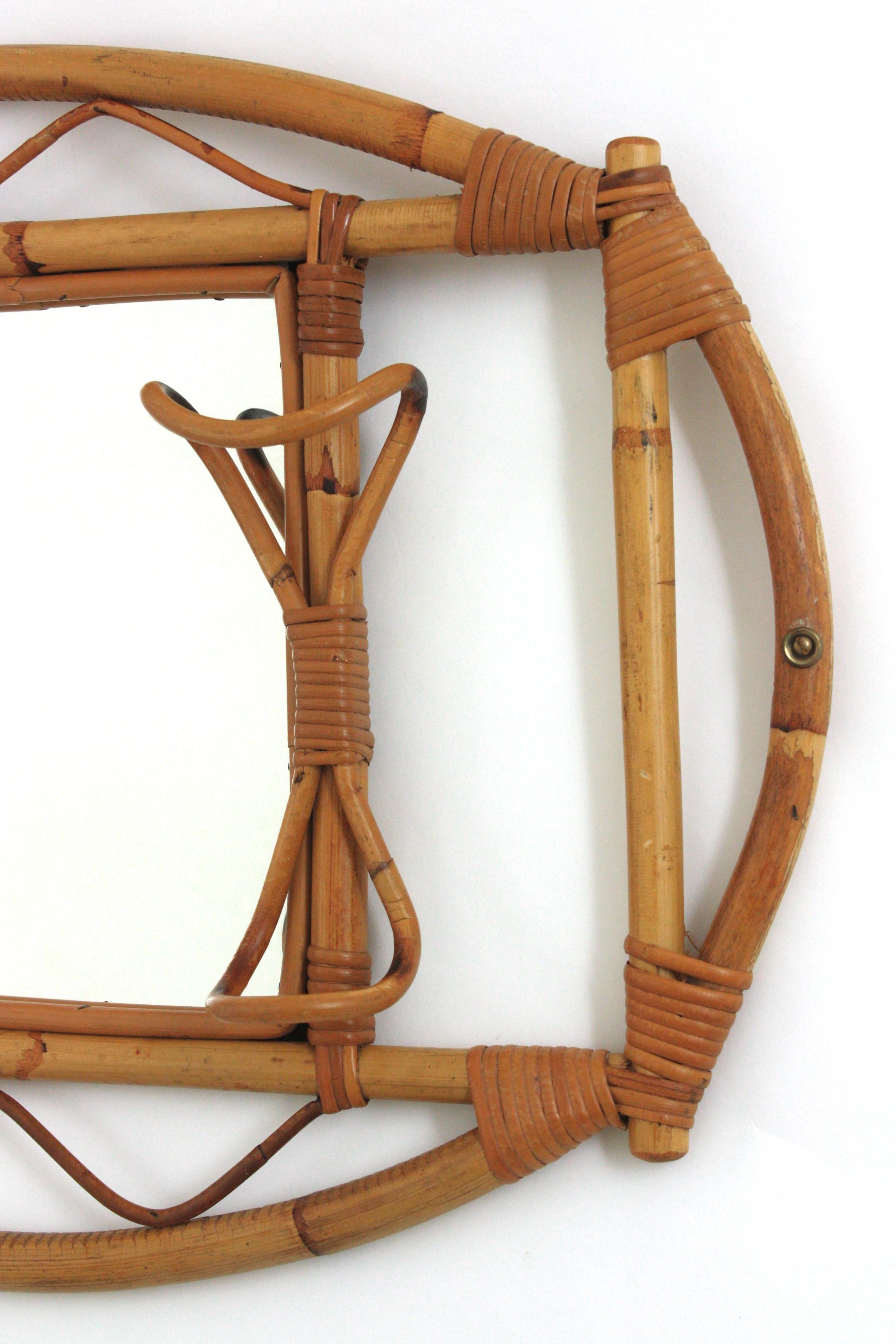 Specchio da parete in rattan e bambù del Medioevo con ganci / appendiabiti, anni '60 in vendita 3