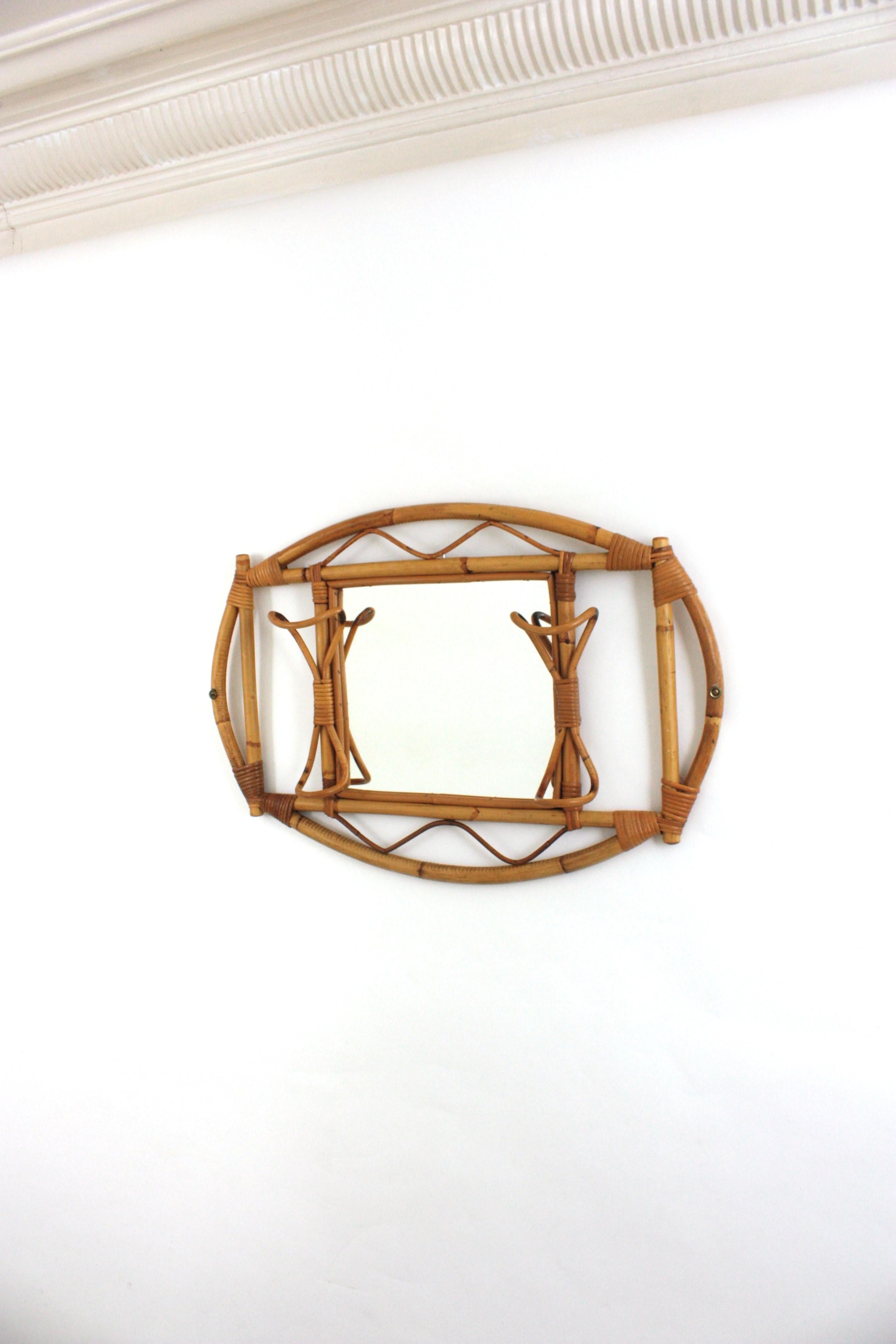 Specchio da parete in rattan e bambù del Medioevo con ganci / appendiabiti, anni '60 in vendita 4