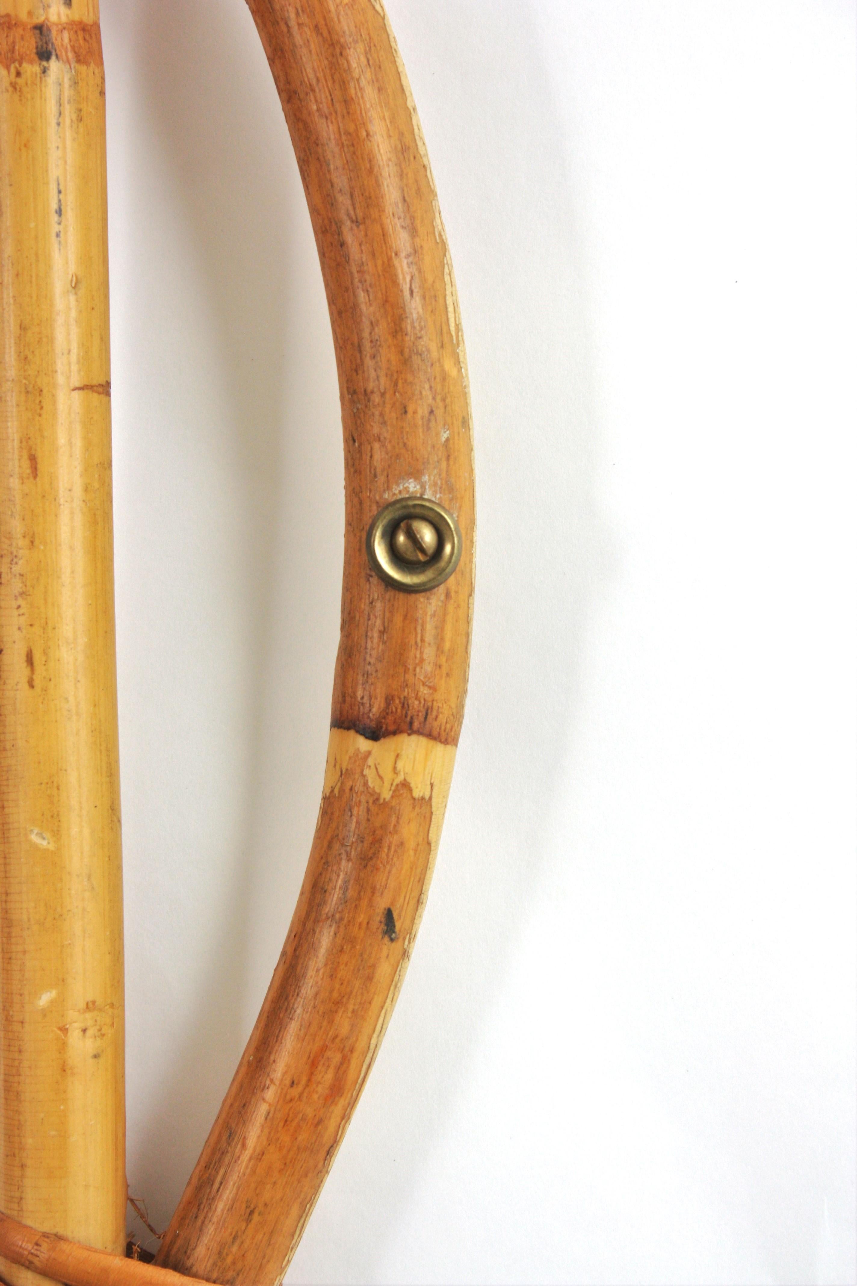 Specchio da parete in rattan e bambù del Medioevo con ganci / appendiabiti, anni '60 in vendita 5