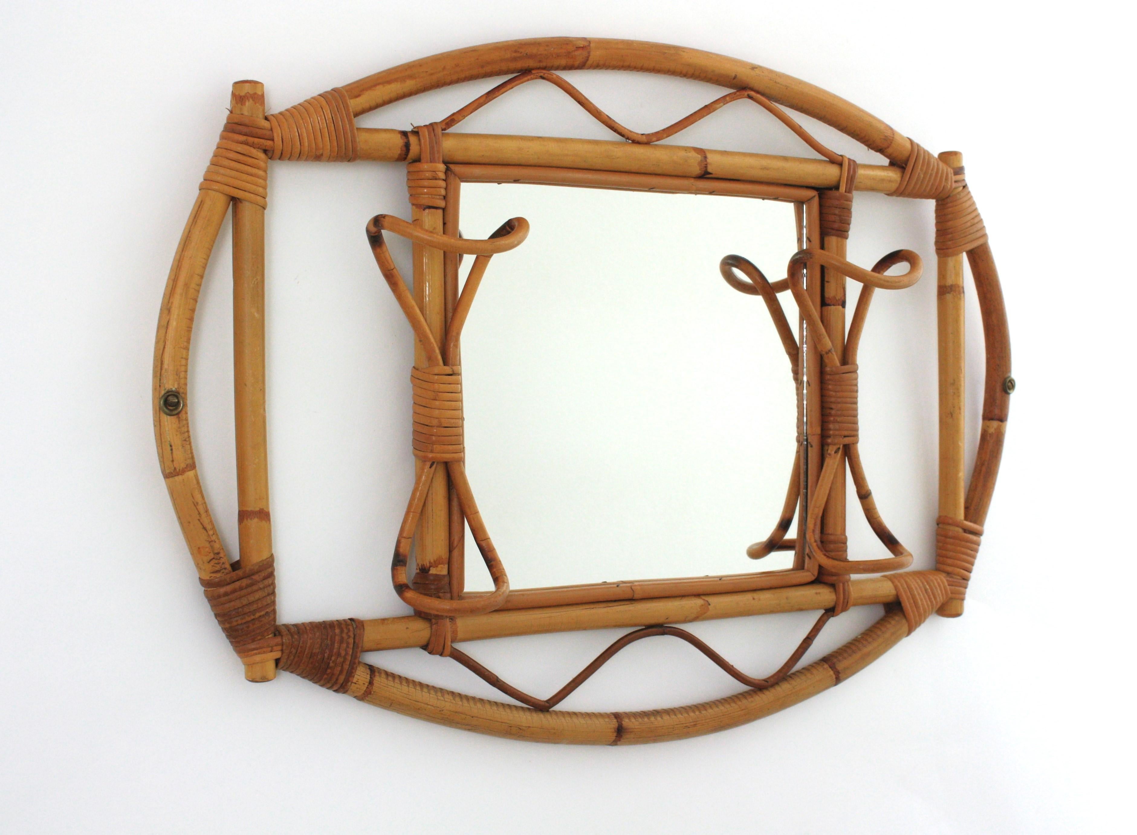 Mid-Century moderno Specchio da parete in rattan e bambù del Medioevo con ganci / appendiabiti, anni '60 in vendita