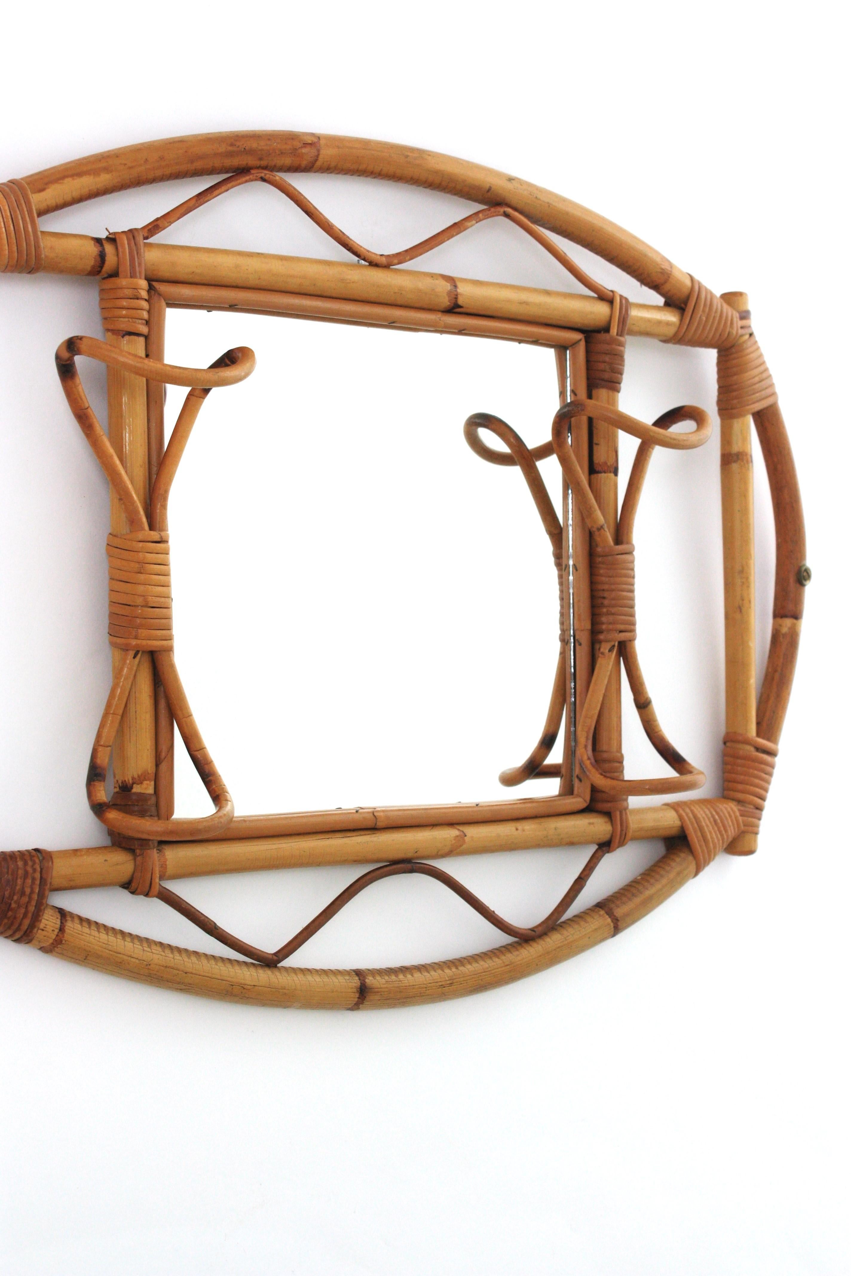 Italiano Specchio da parete in rattan e bambù del Medioevo con ganci / appendiabiti, anni '60 in vendita