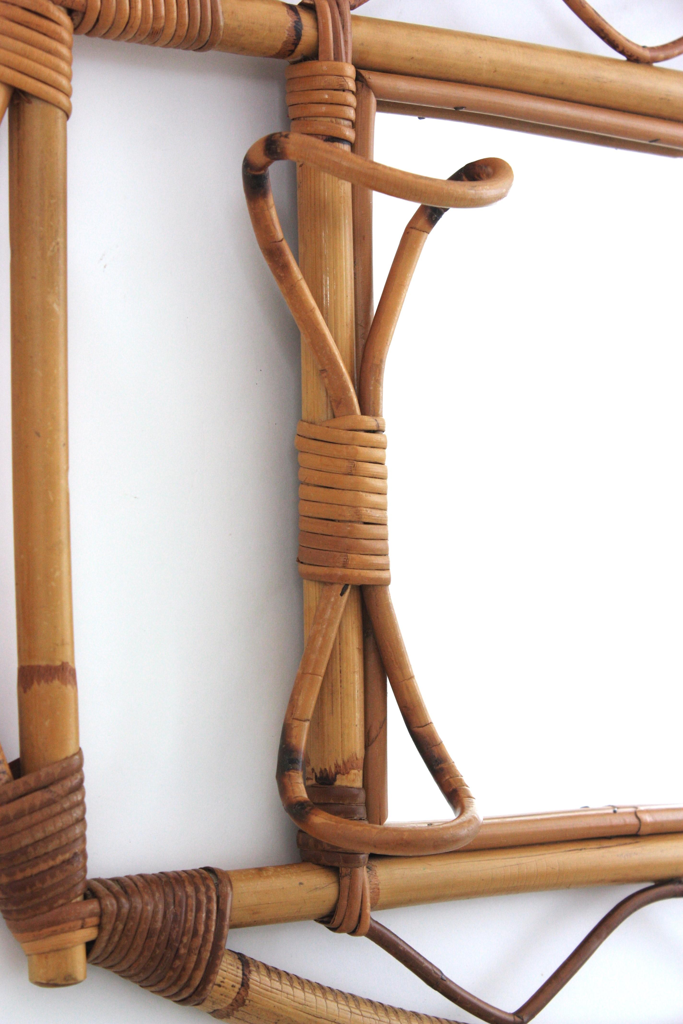 Fatto a mano Specchio da parete in rattan e bambù del Medioevo con ganci / appendiabiti, anni '60 in vendita