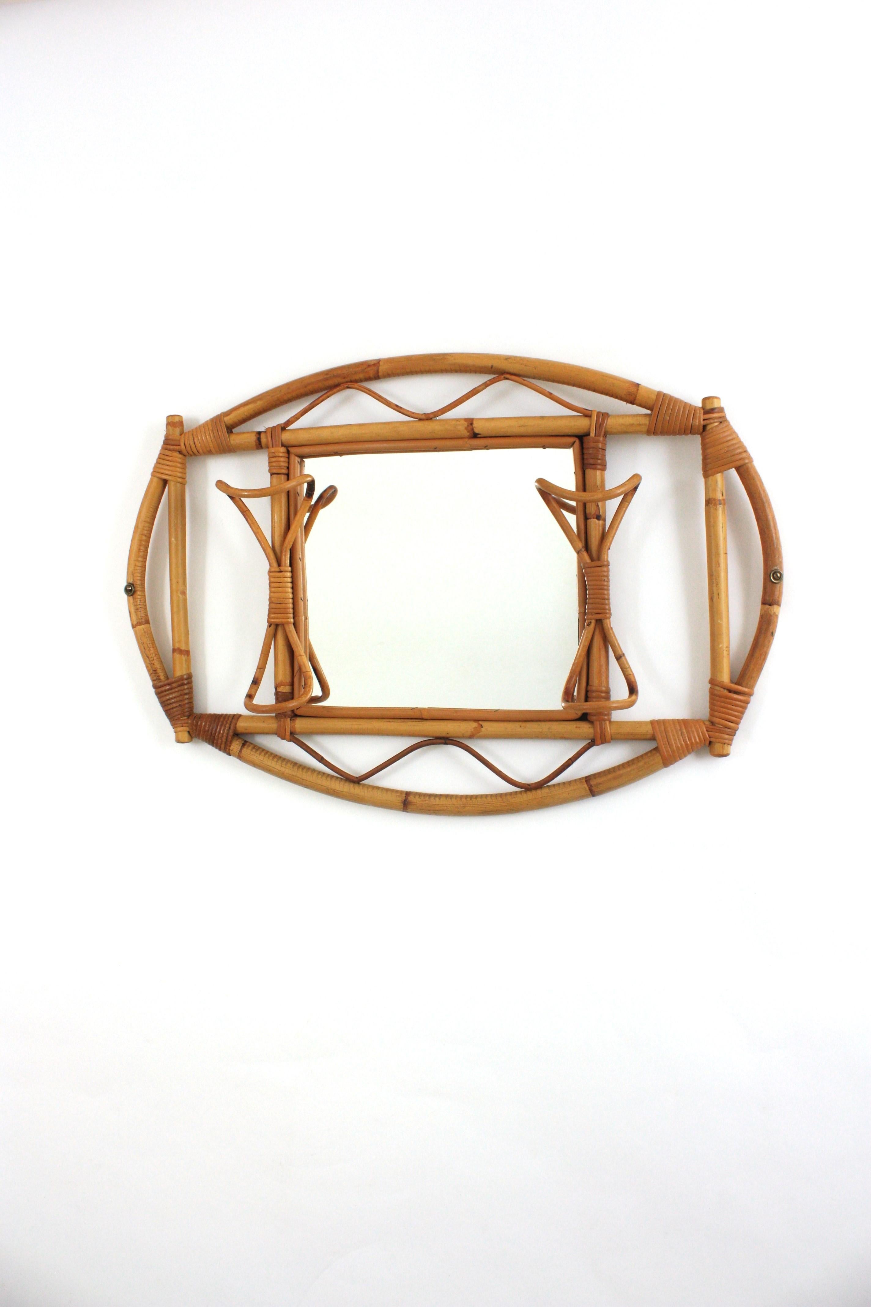 Specchio da parete in rattan e bambù del Medioevo con ganci / appendiabiti, anni '60 in vendita 1