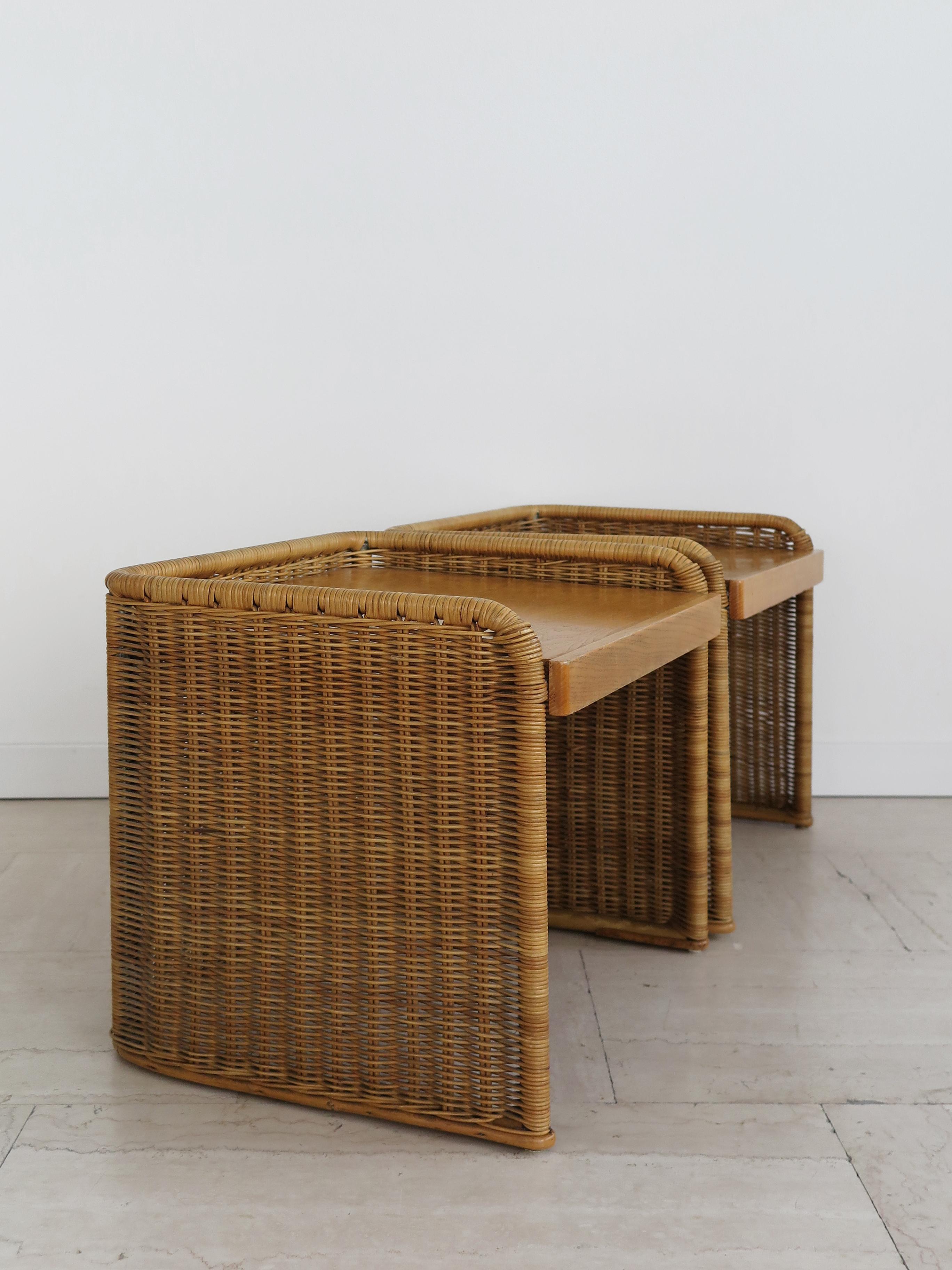 Italienisch Mitte des Jahrhunderts modernes Design Rattan Bambus Nachttisch Nachttische mit Holzregal, Italien 1950er Jahre

Bitte beachten Sie, dass es sich bei dem Artikel um ein Original aus der damaligen Zeit handelt, das normale Alters- und