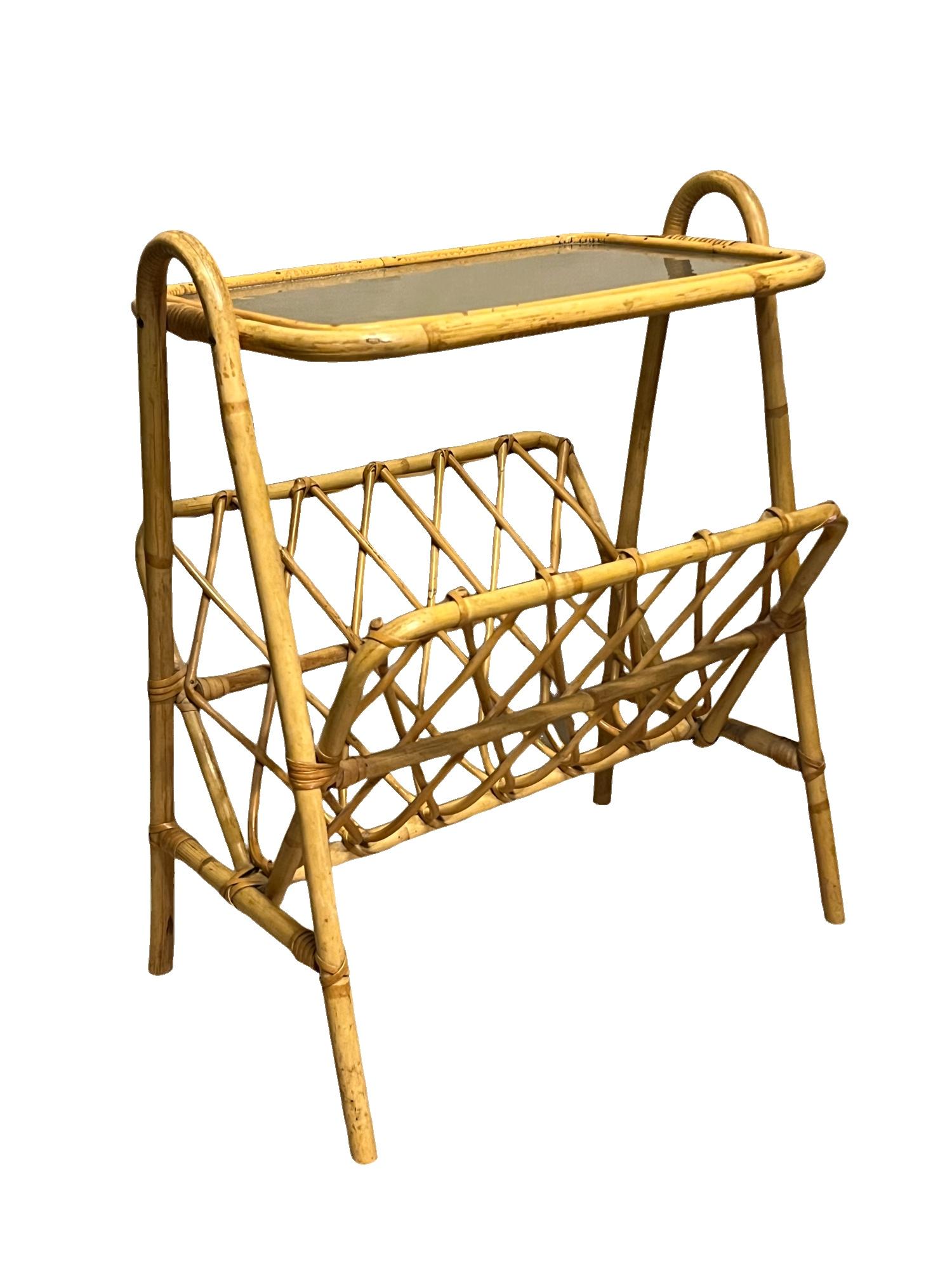 Table d'appoint / porte-revues italienne du milieu du siècle dernier en rotin et bambou, années 1950/60 en vente 3