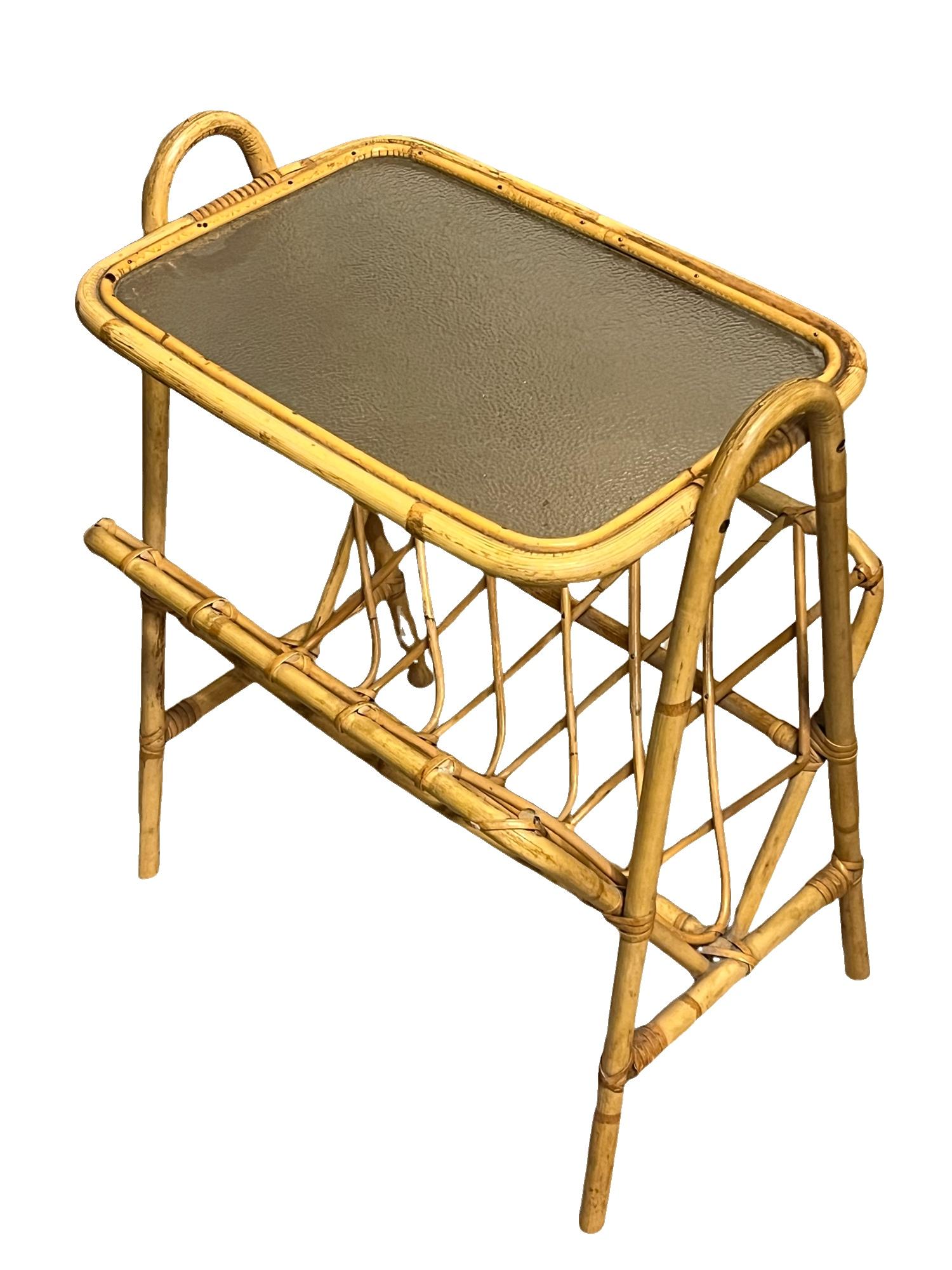 Table d'appoint / porte-revues italienne du milieu du siècle dernier en rotin et bambou, années 1950/60 en vente 4