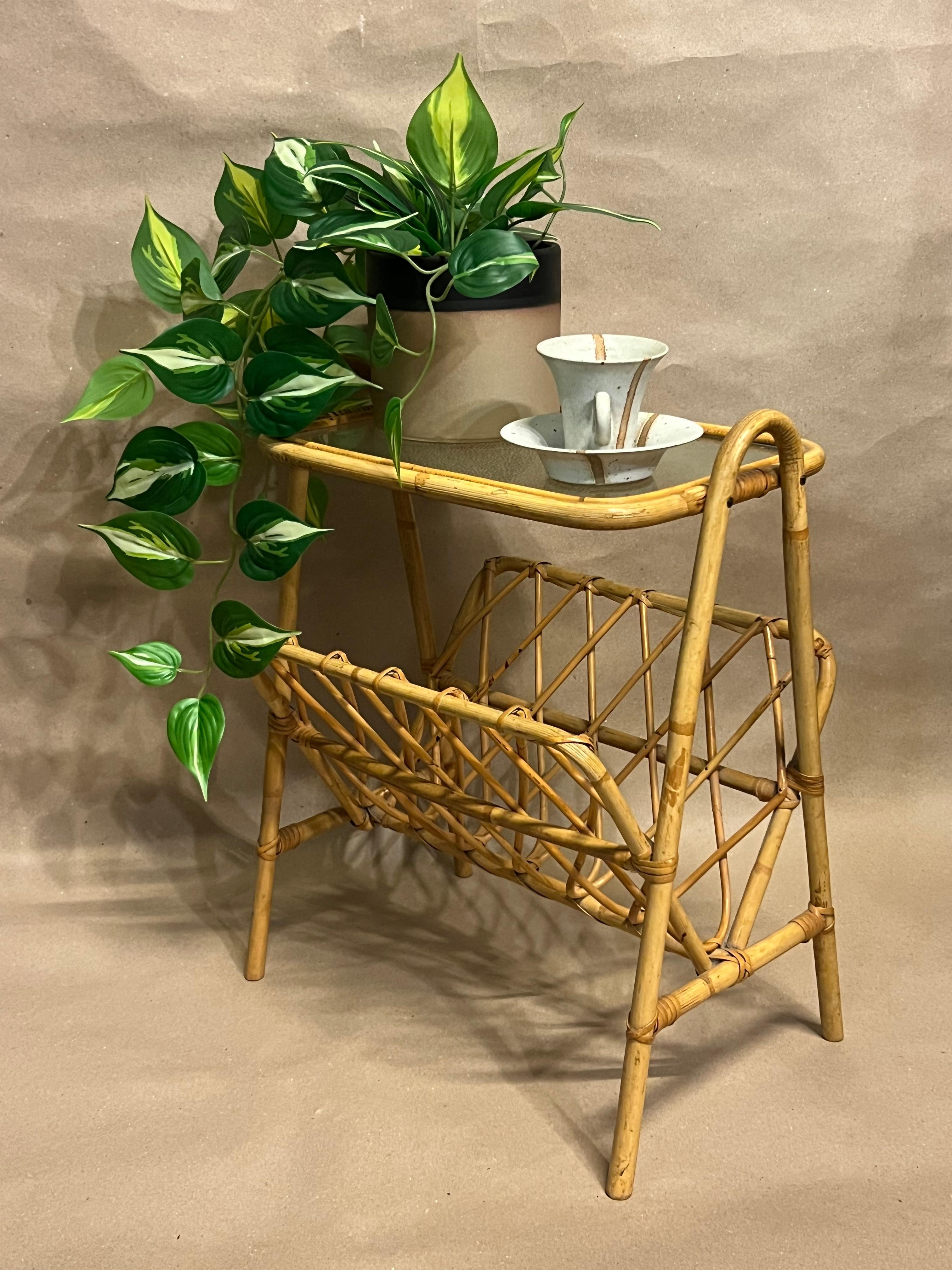 Table d'appoint italienne en rotin et bambou du milieu du siècle avec plateau en verre et porte-revues, années 1950/60

Cette exquise table d'appoint ou porte-revues italienne de style moderne du milieu du siècle, fabriquée dans les années 1950 ou