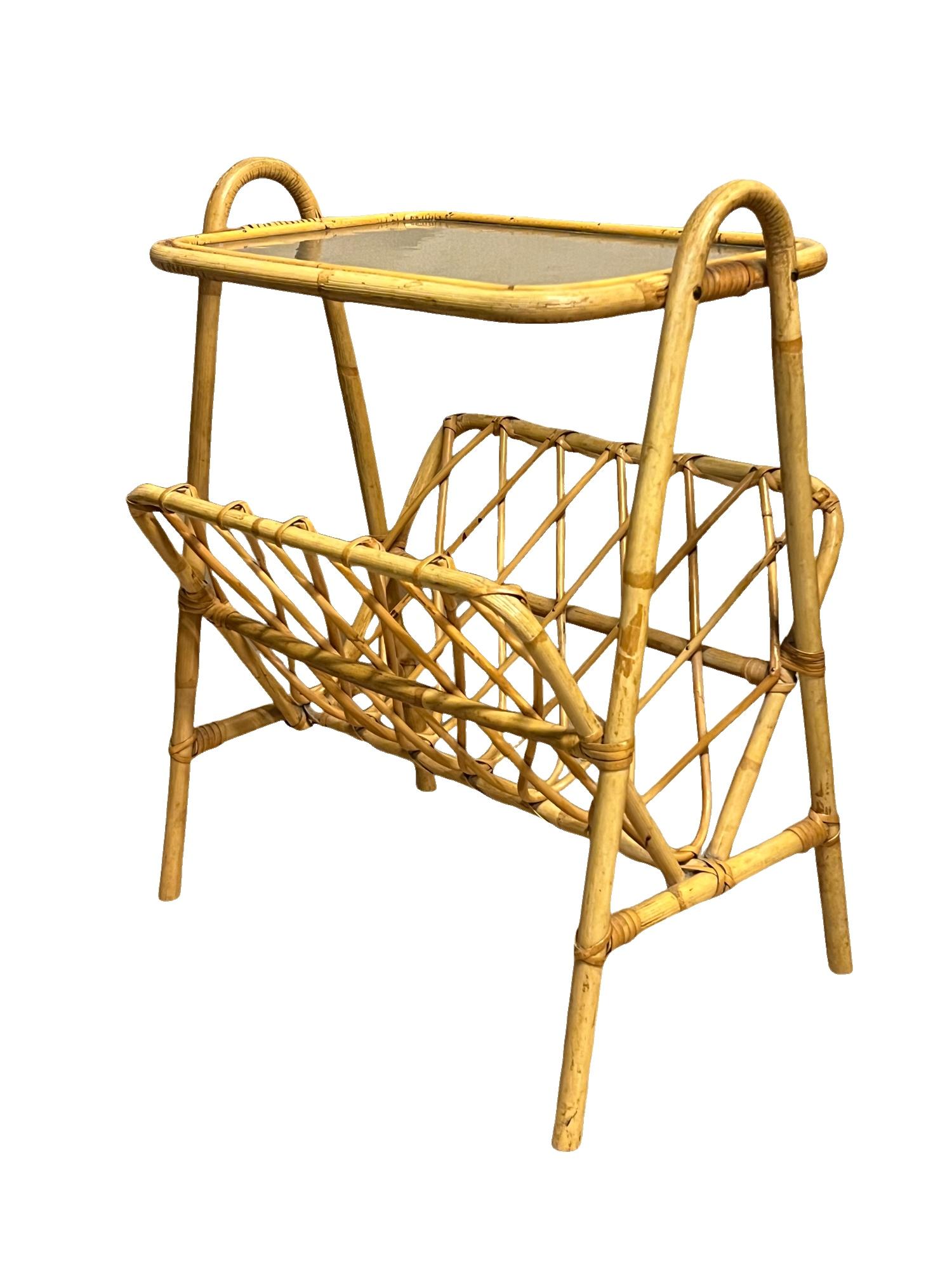 Fait main Table d'appoint / porte-revues italienne du milieu du siècle dernier en rotin et bambou, années 1950/60 en vente