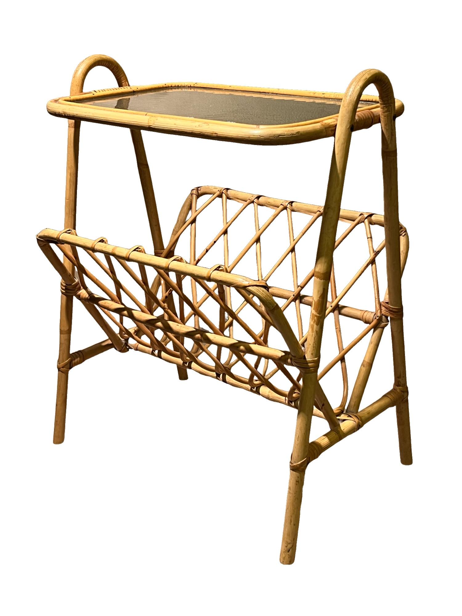 Table d'appoint / porte-revues italienne du milieu du siècle dernier en rotin et bambou, années 1950/60 Bon état - En vente à Skien, NO