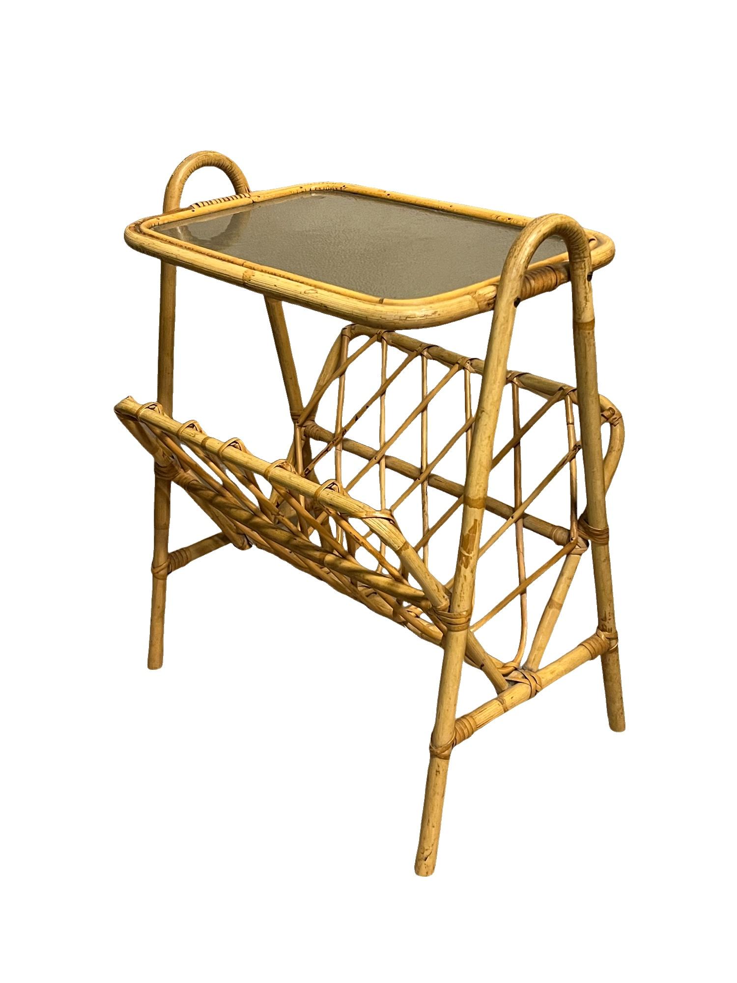 20ième siècle Table d'appoint / porte-revues italienne du milieu du siècle dernier en rotin et bambou, années 1950/60 en vente