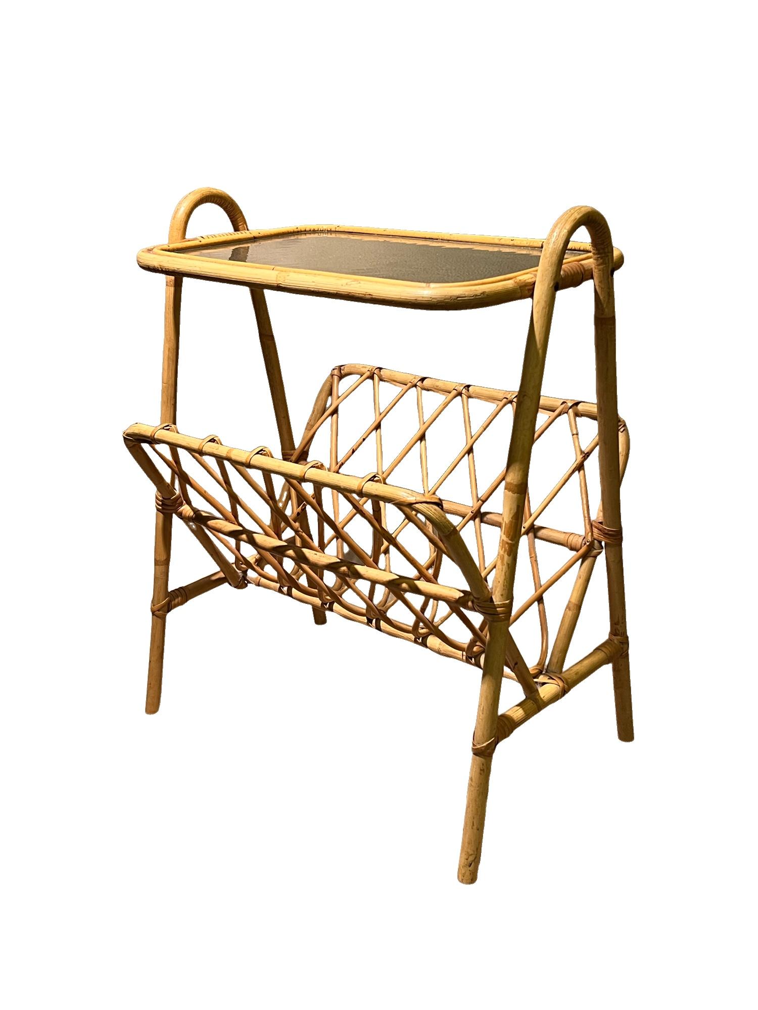 Rotin Table d'appoint / porte-revues italienne du milieu du siècle dernier en rotin et bambou, années 1950/60 en vente