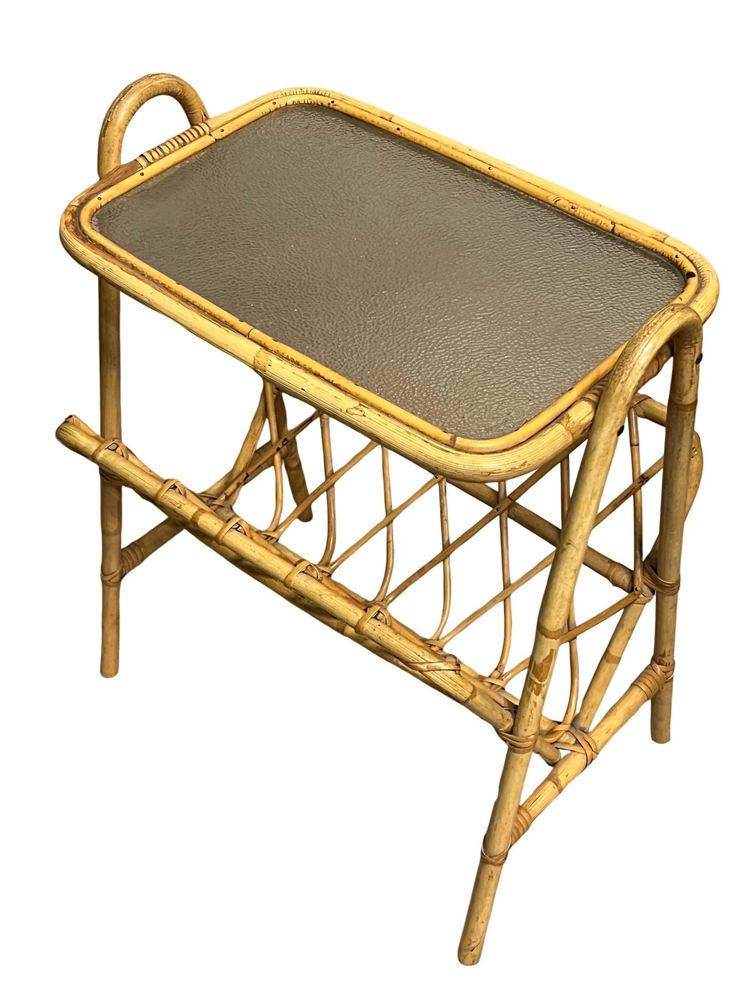 Table d'appoint / porte-revues italienne du milieu du siècle dernier en rotin et bambou, années 1950/60 en vente 1