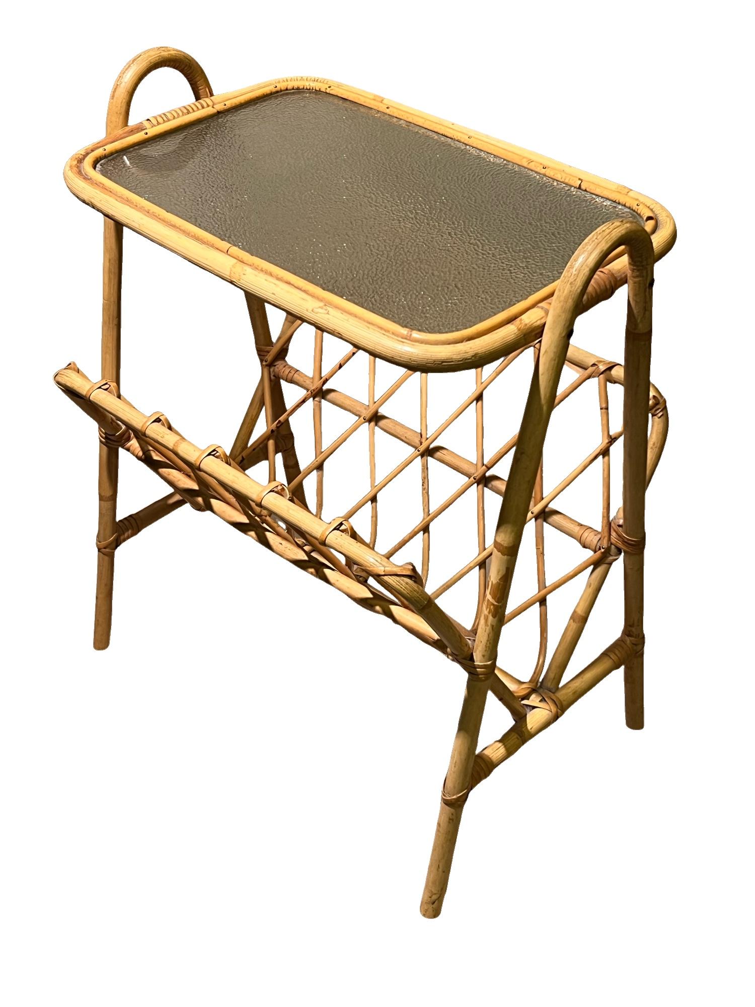 Table d'appoint / porte-revues italienne du milieu du siècle dernier en rotin et bambou, années 1950/60 en vente 2