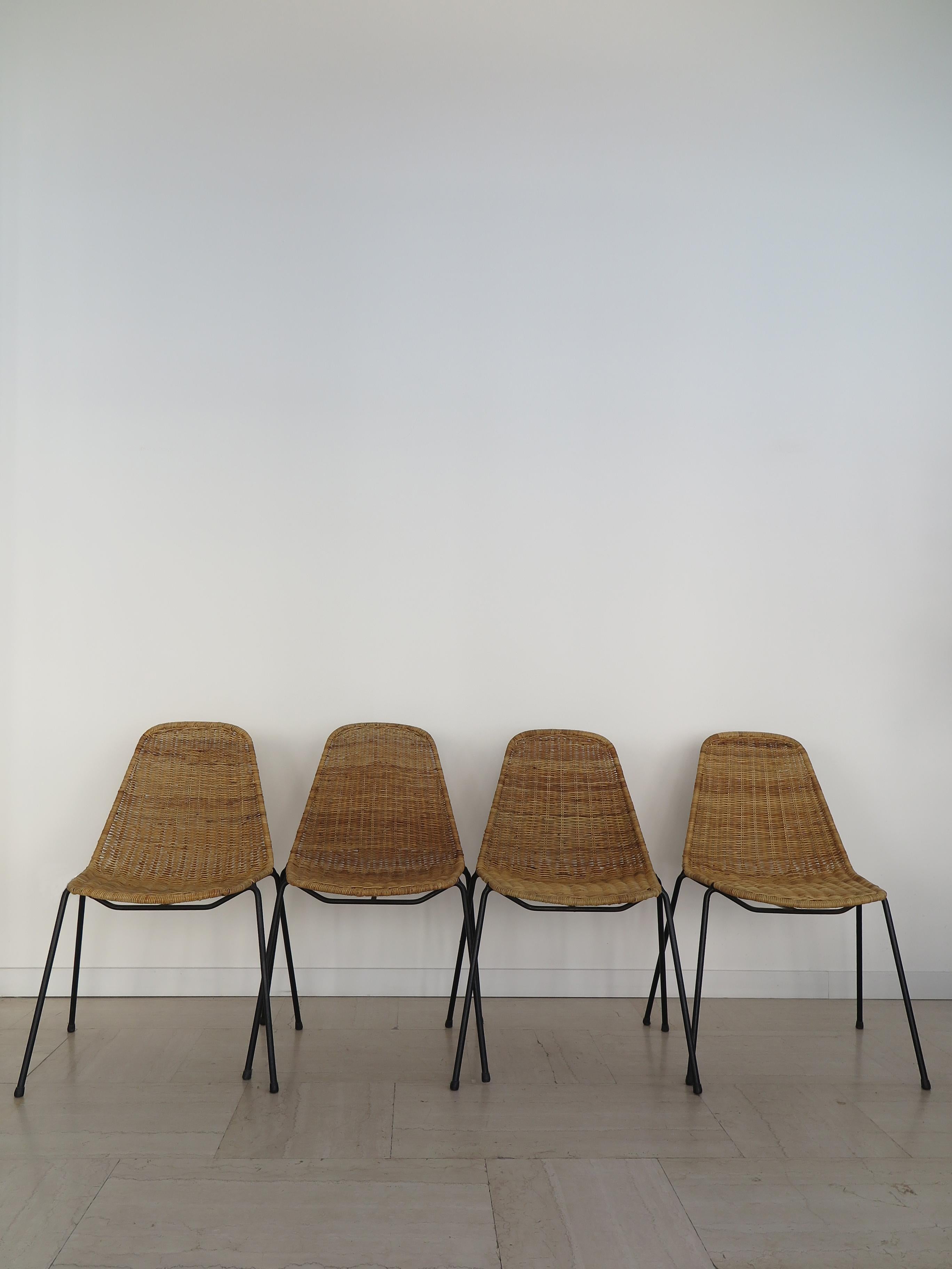 Ensemble de quatre chaises de salle à manger italiennes de style moderne du milieu du siècle, avec structure en métal laqué noir et assise en rotin, modèle Basket conçu par Franco Campo et Carlo Graffi et produit par Home, Italie, années