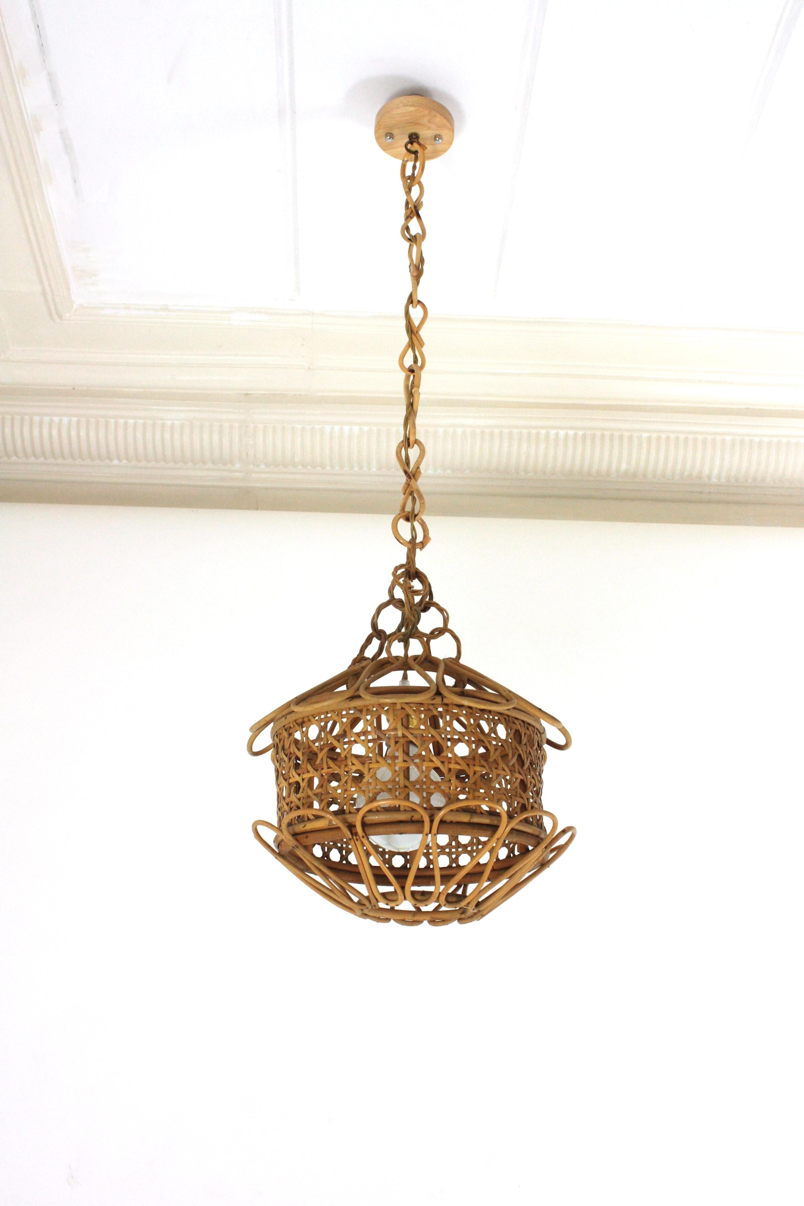 Moderne Rattan Woven Wicker Pendelleuchte / Hängelampe aus der Mitte des Jahrhunderts
Schöne Mid-Century Modern geflochtene Weide Draht und Rattan Pendelleuchte / Laterne, Italien, 1950er Jahre.
Der geflochtene, zylindrische Schirm dieser Lampe wird