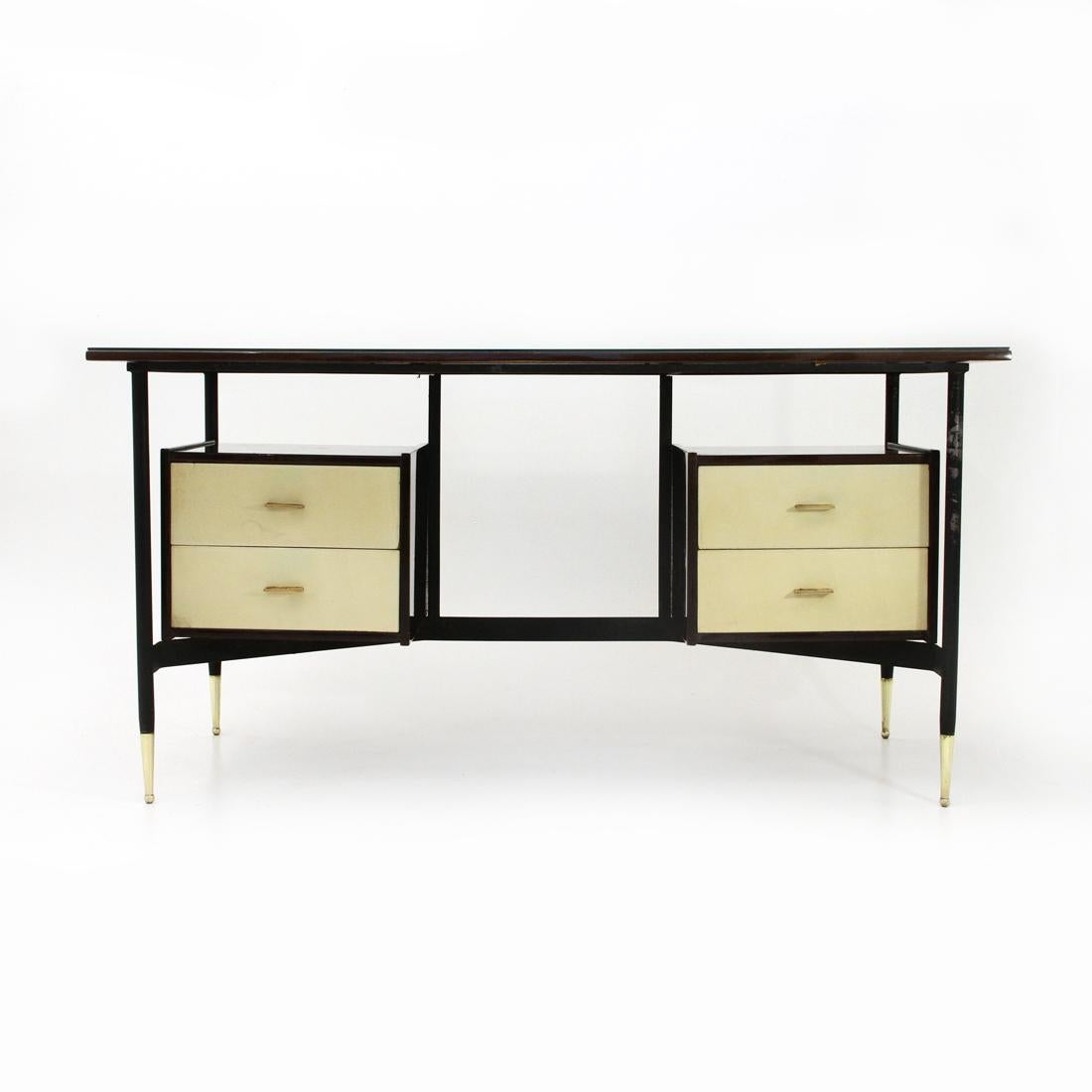 Desk produced in the 1950s by RB Rossana.
Structure in black painted metal.
Veneered wood top with glass top plate.
Drawer structure in black lacquered wood, black glass back.
Drawers with white front surface and brass handle.
Feet in