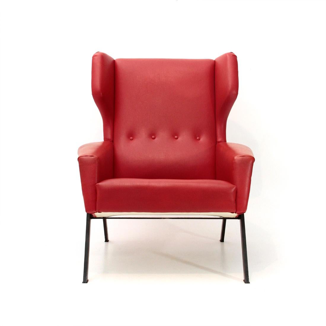 Italian manufacturing armchairs produced in the 1950s.
Wooden structure padded and lined with imitation red leather, original of the time.
Legs in black painted iron.
Good general conditions, some signs due to normal use over time.

Dimensions: