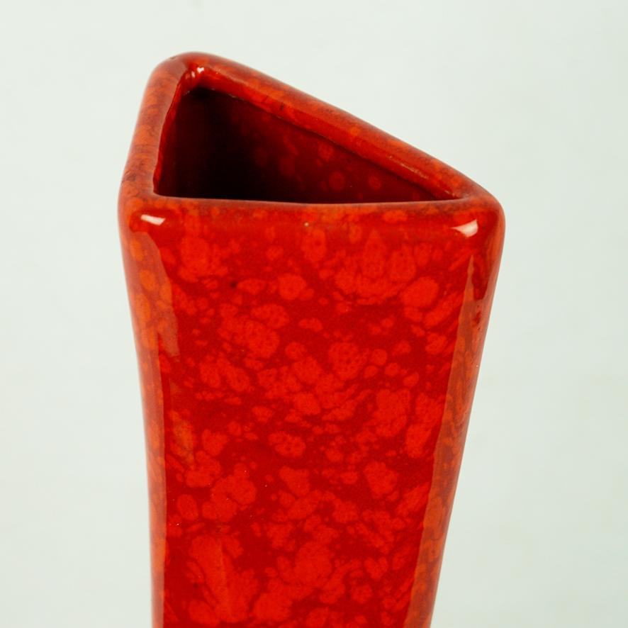 Rote italienische Keramikvase aus der Mitte des Jahrhunderts von Roberto Rigon für Bertoncello (Mitte des 20. Jahrhunderts) im Angebot