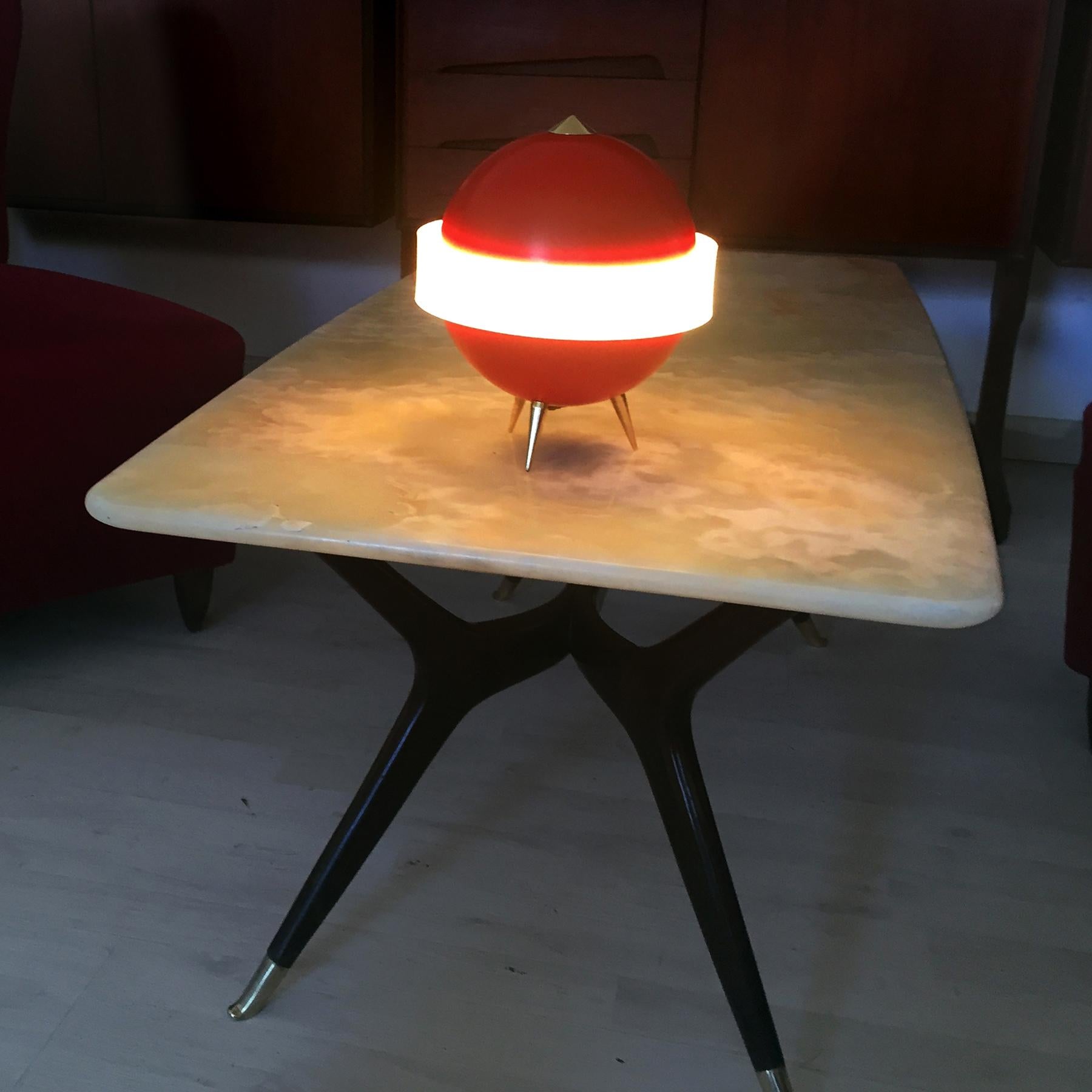 Laiton Lampe de table rouge italienne du milieu du siècle 'Lumino' par Angelo Brotto pour Esperia, années 1950 en vente