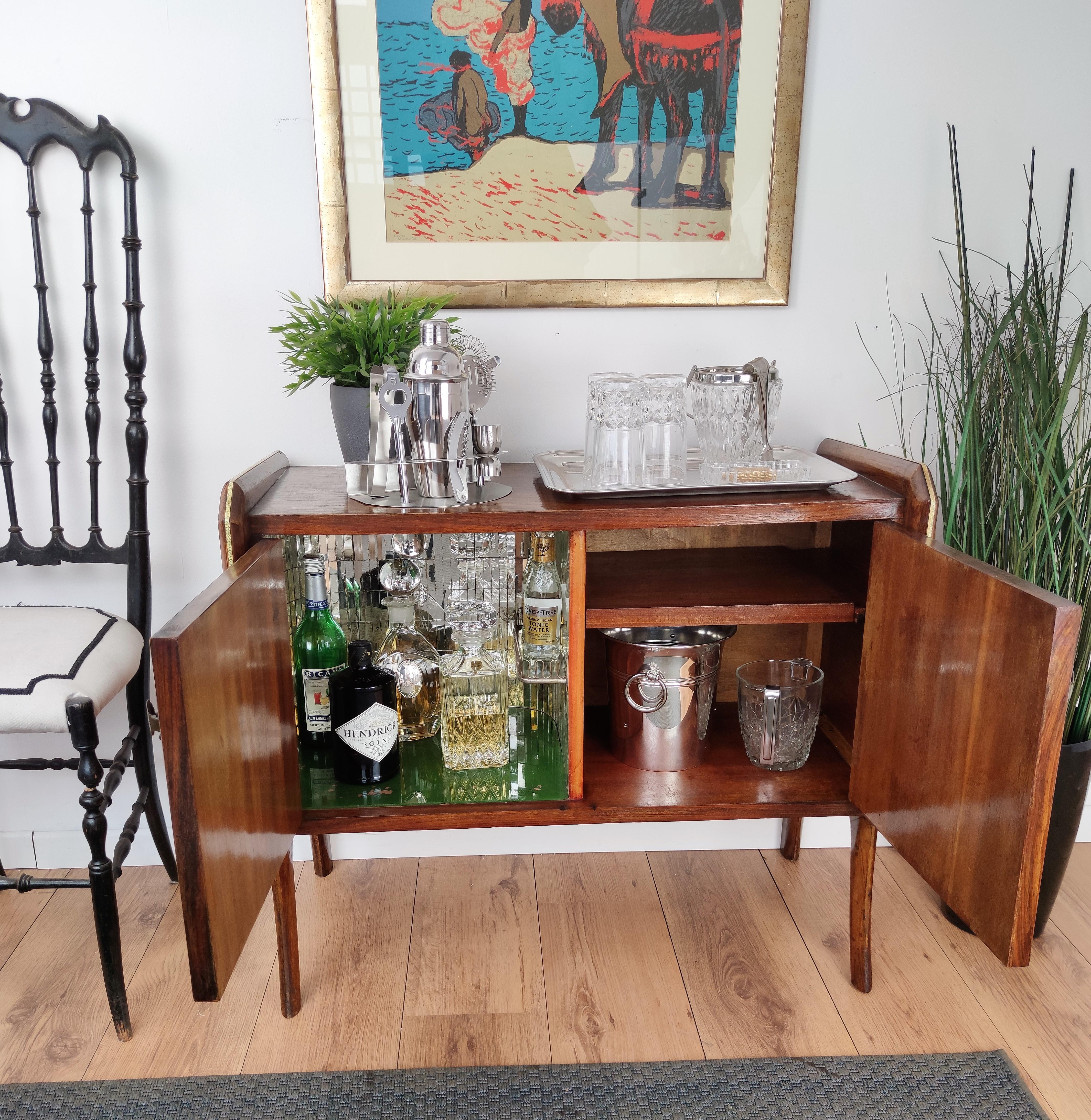 Italian Midcentury Regency Italian Walnut, Burl & Mirror Dry Bar Cabinet In Good Condition In Carimate, Como