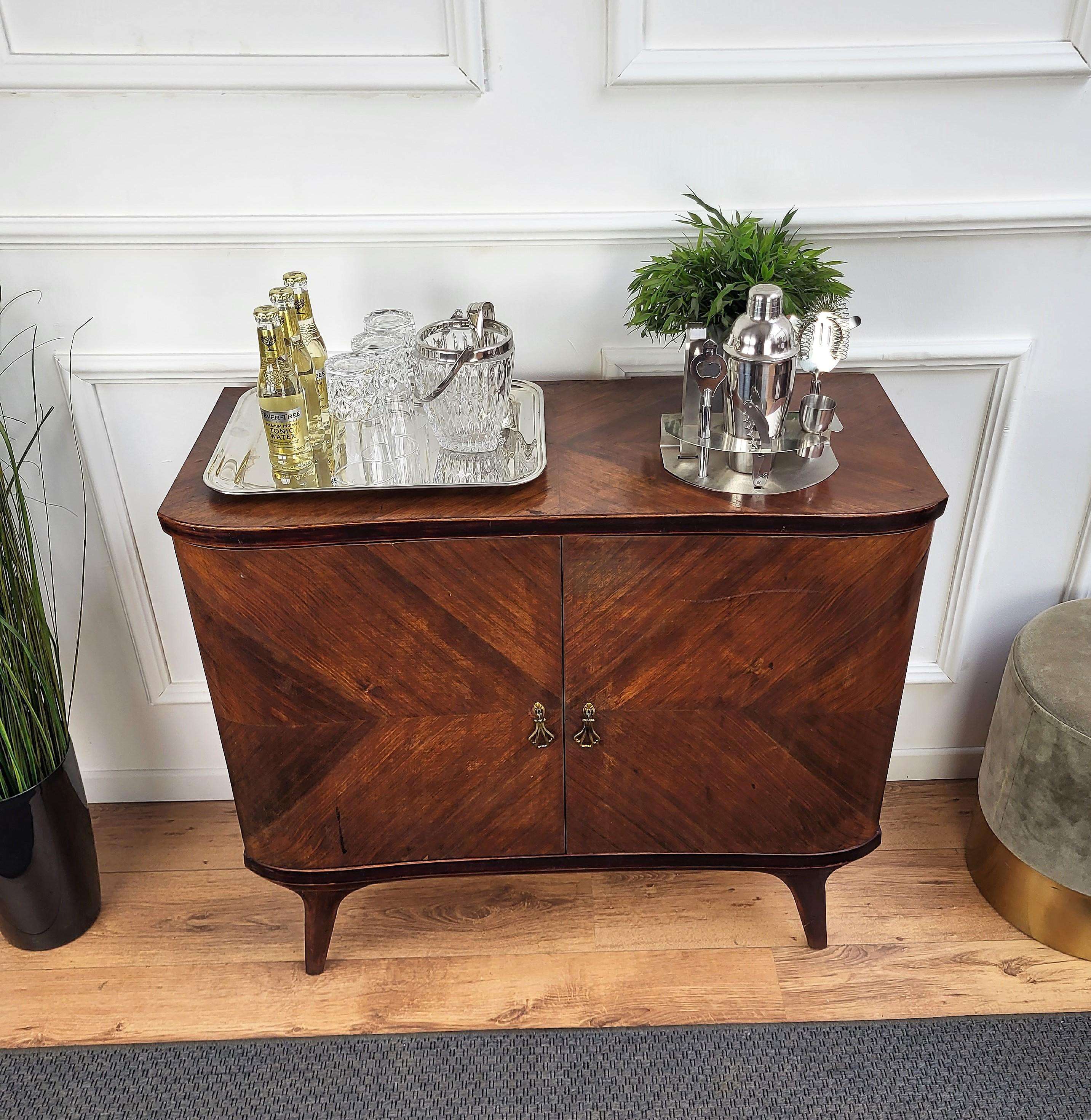 Italian Midcentury Regency Italian Walnut, Burl & Mirror Dry Bar Cabinet In Good Condition In Carimate, Como