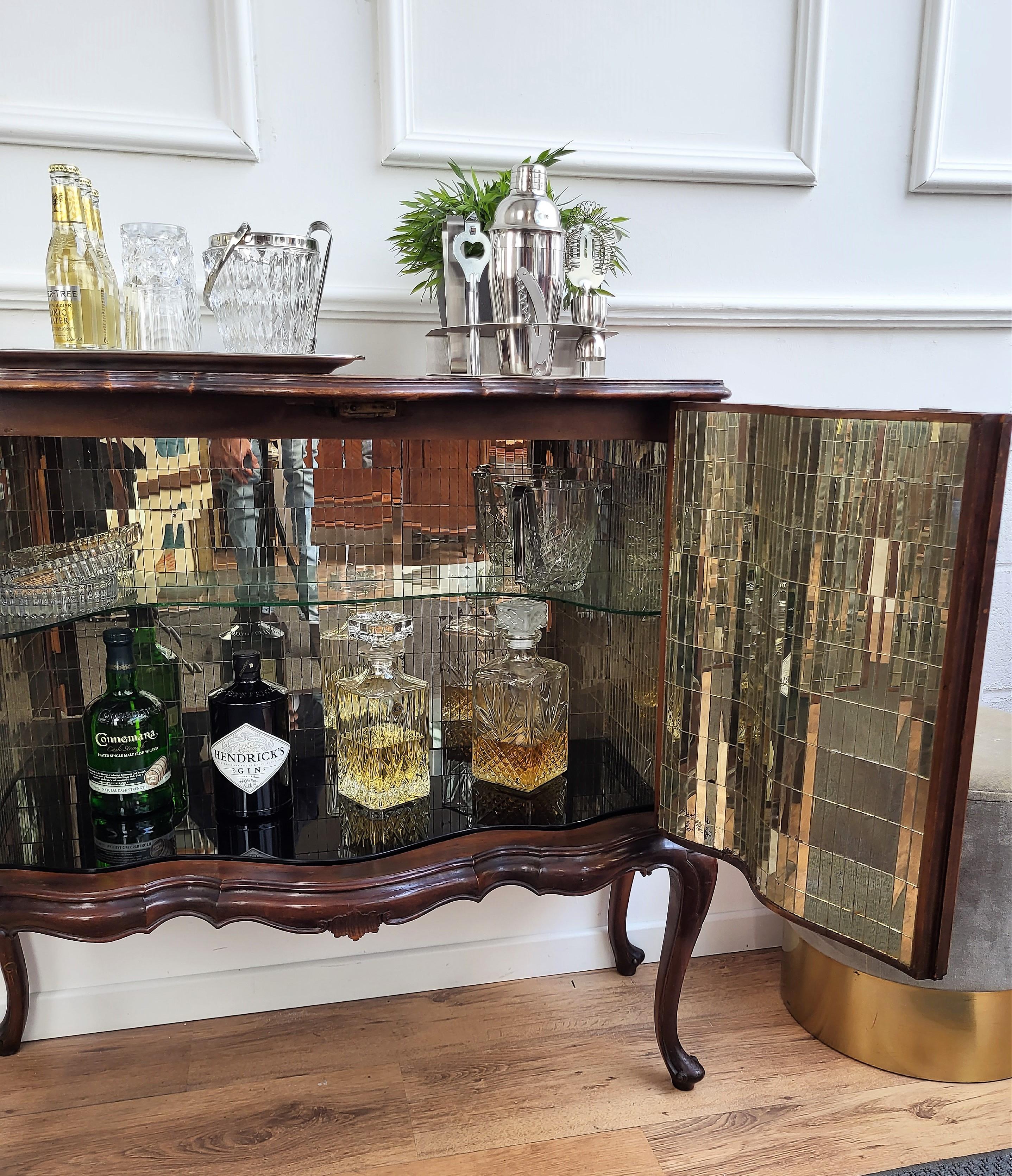 Italian Midcentury Regency Italian Walnut Burl & Mirror Mosaic Dry Bar Cabinet In Good Condition In Carimate, Como